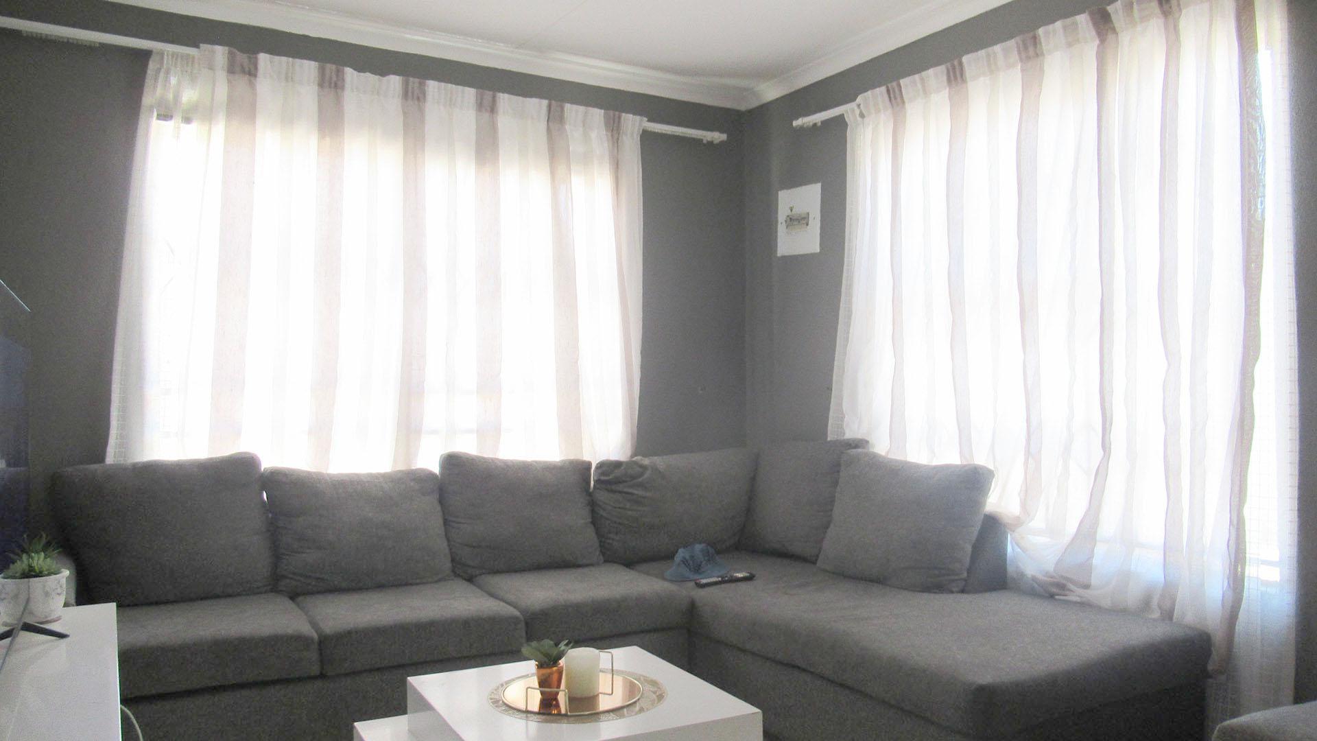 Lounges - 13 square meters of property in Kagiso