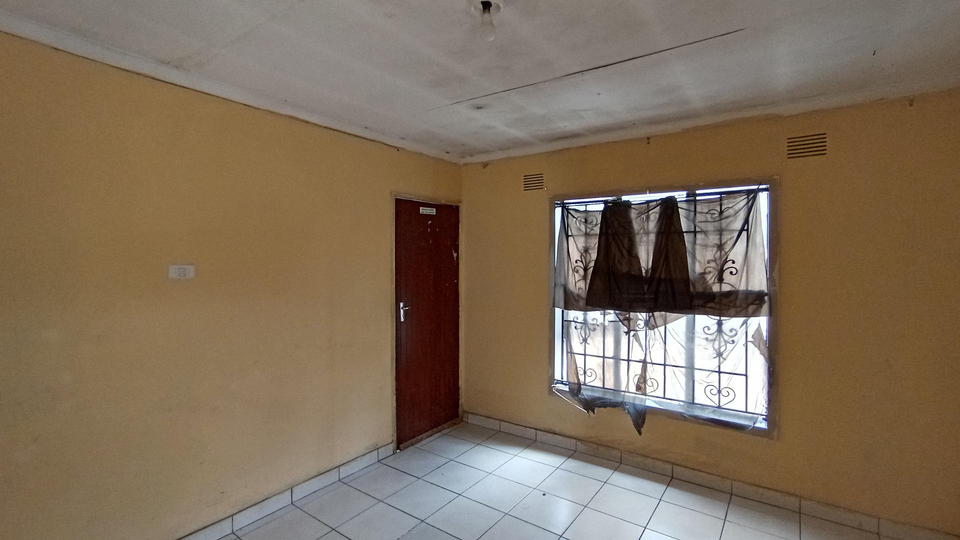 Lounges - 16 square meters of property in Shastri Park