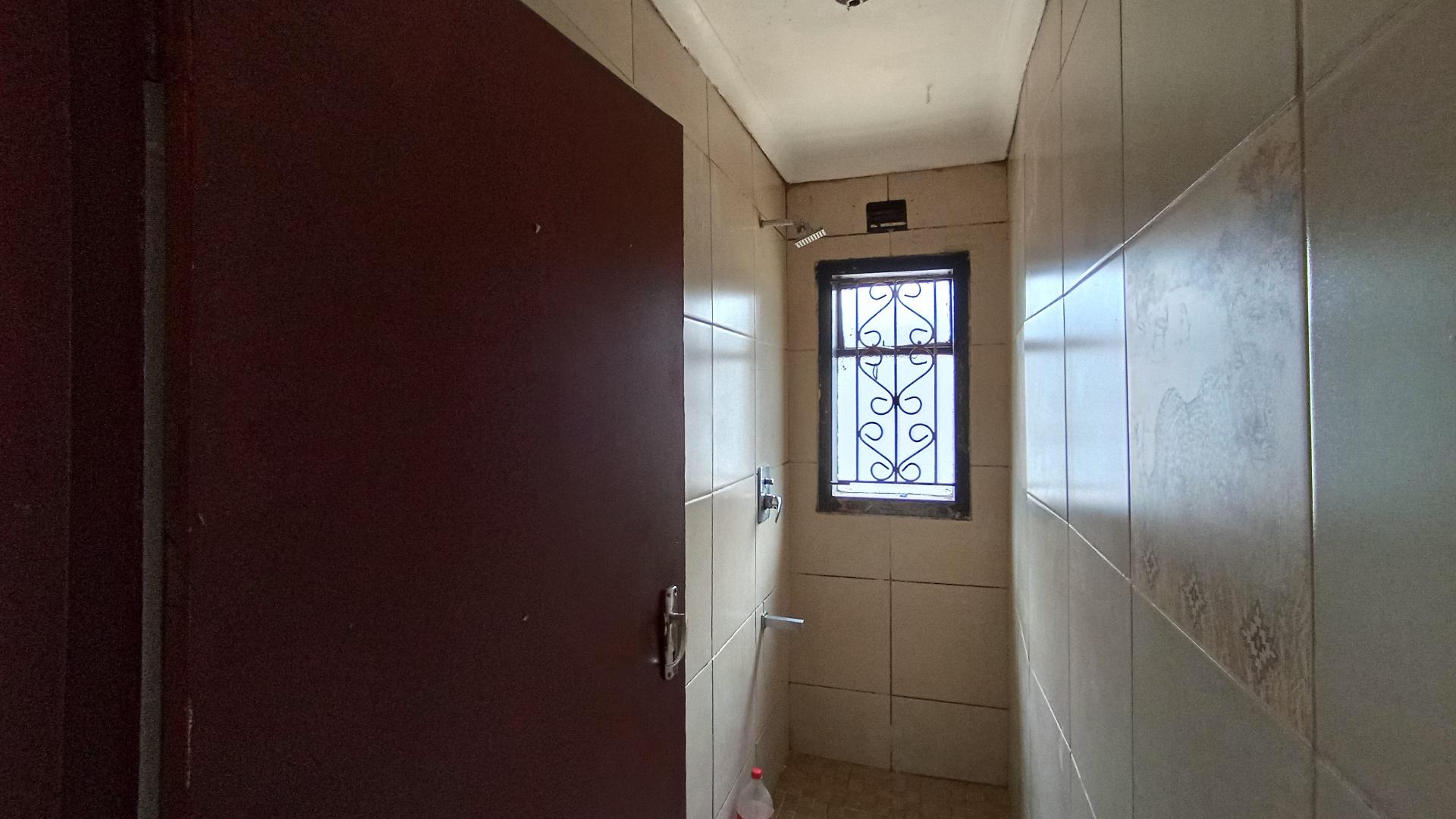 Bathroom 1 - 6 square meters of property in Shastri Park
