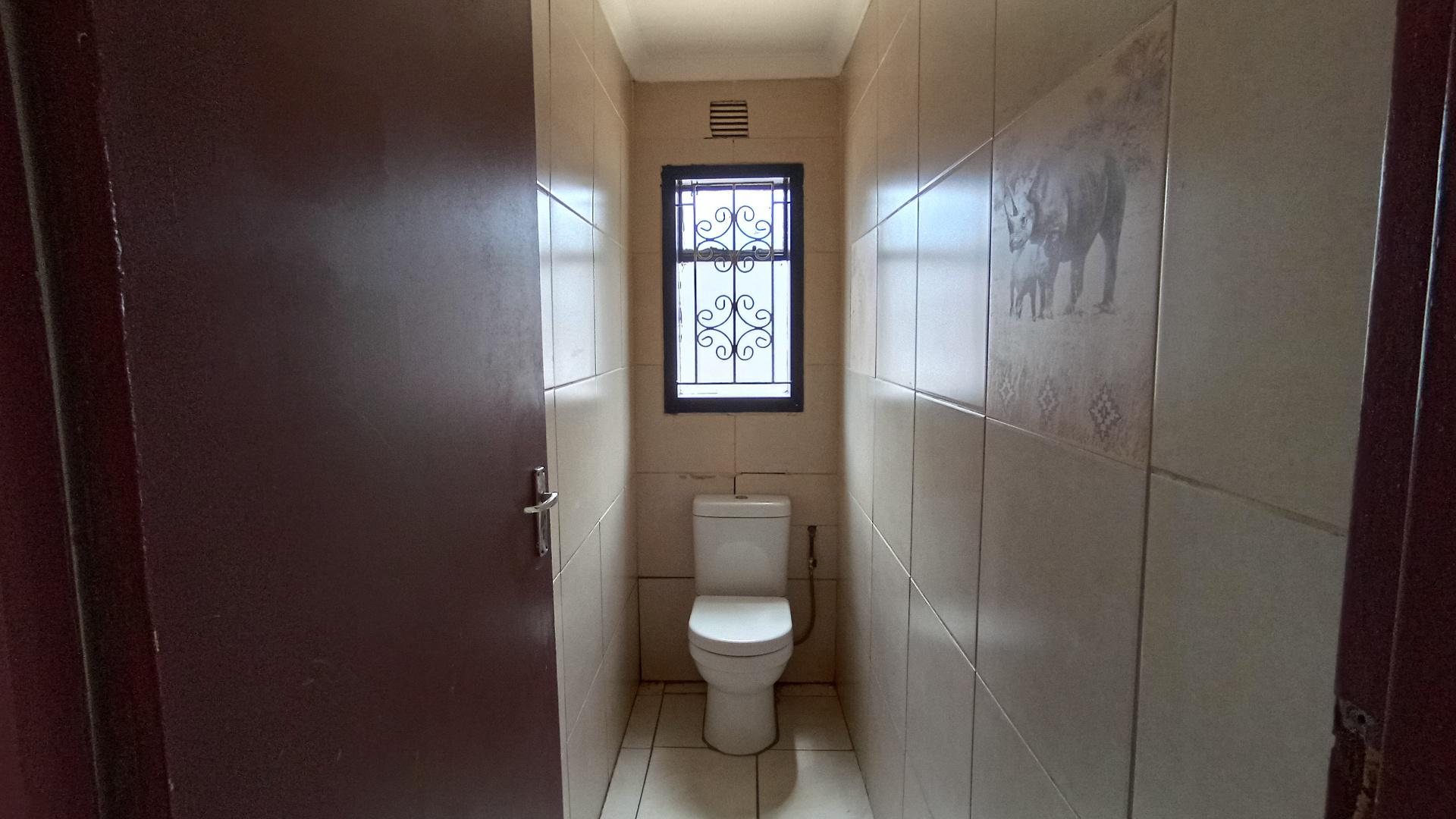 Bathroom 1 - 6 square meters of property in Shastri Park