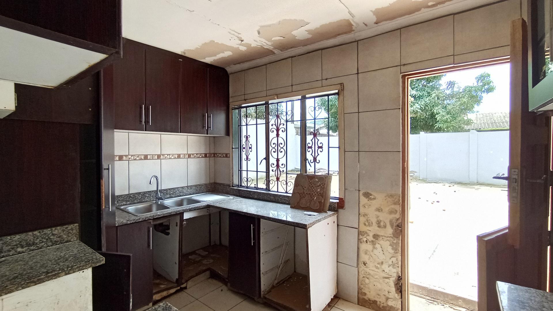 Kitchen - 10 square meters of property in Shastri Park