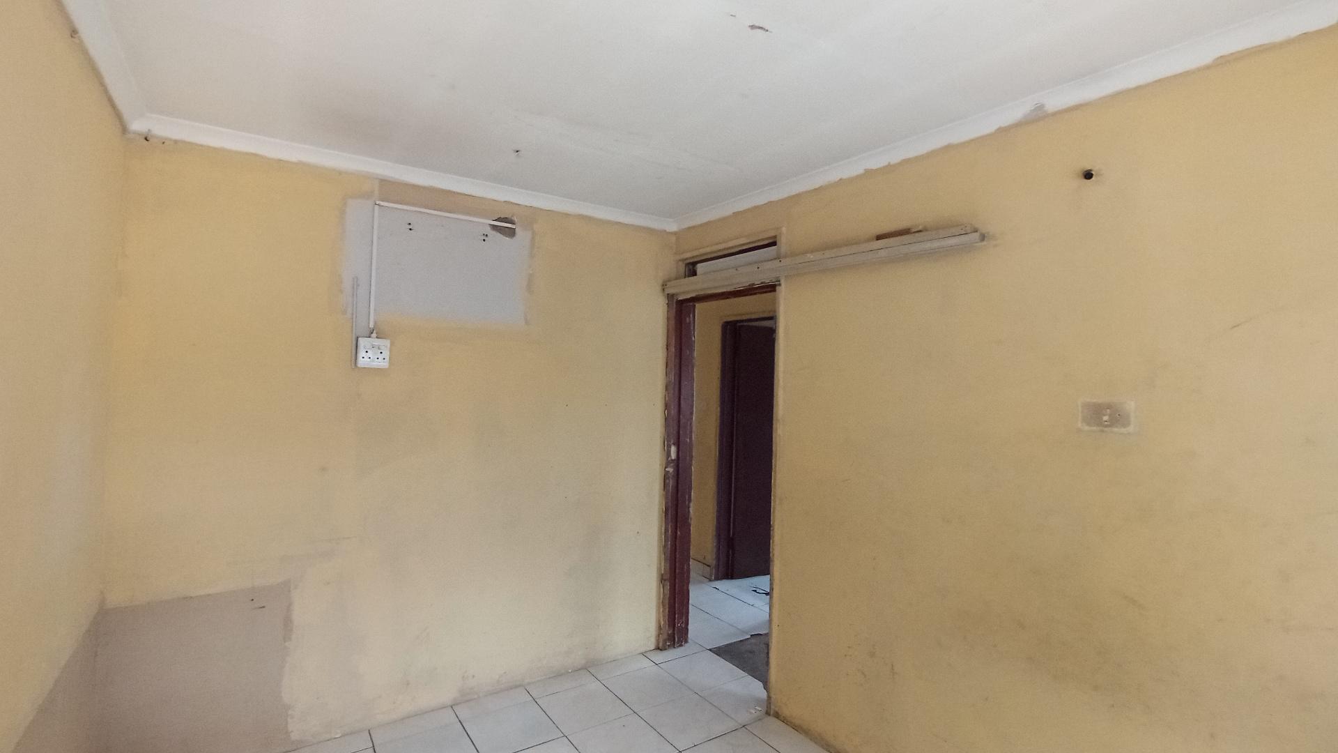 Bed Room 1 - 12 square meters of property in Shastri Park