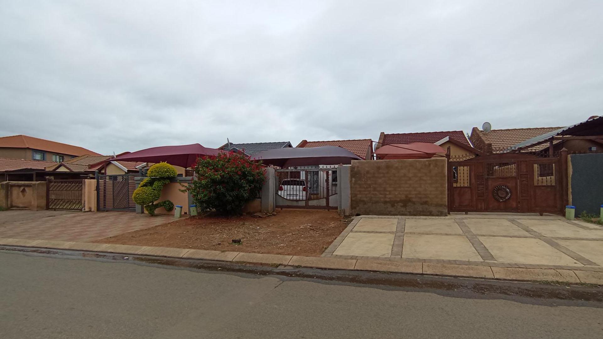 Front View of property in Soshanguve