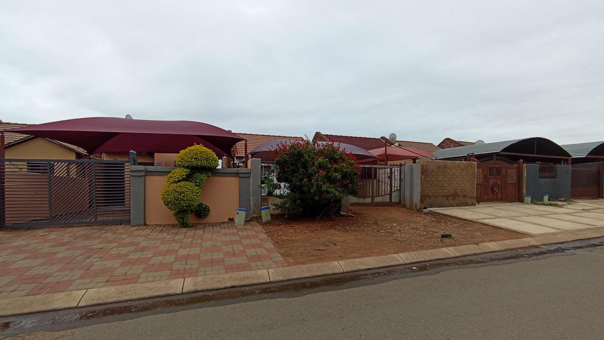 Front View of property in Soshanguve