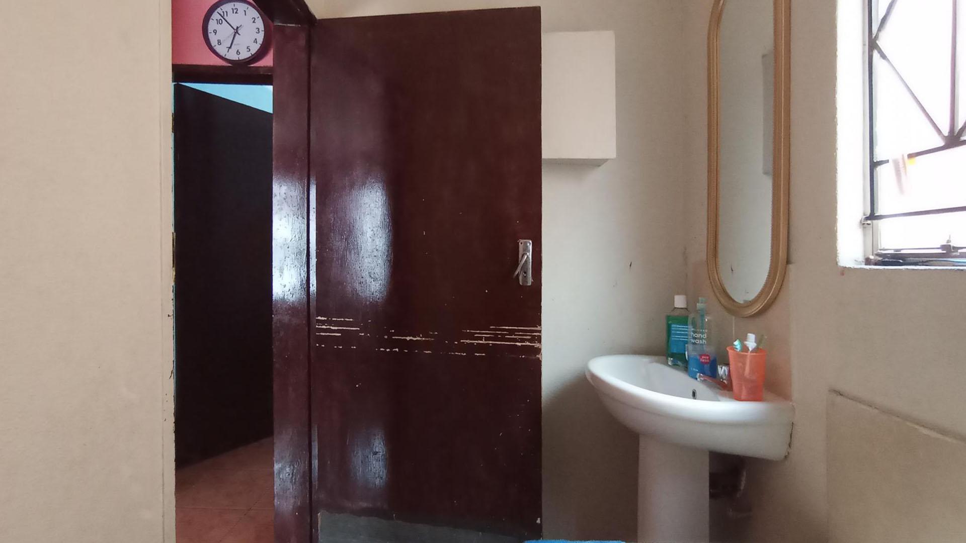 Bathroom 1 - 4 square meters of property in Soshanguve