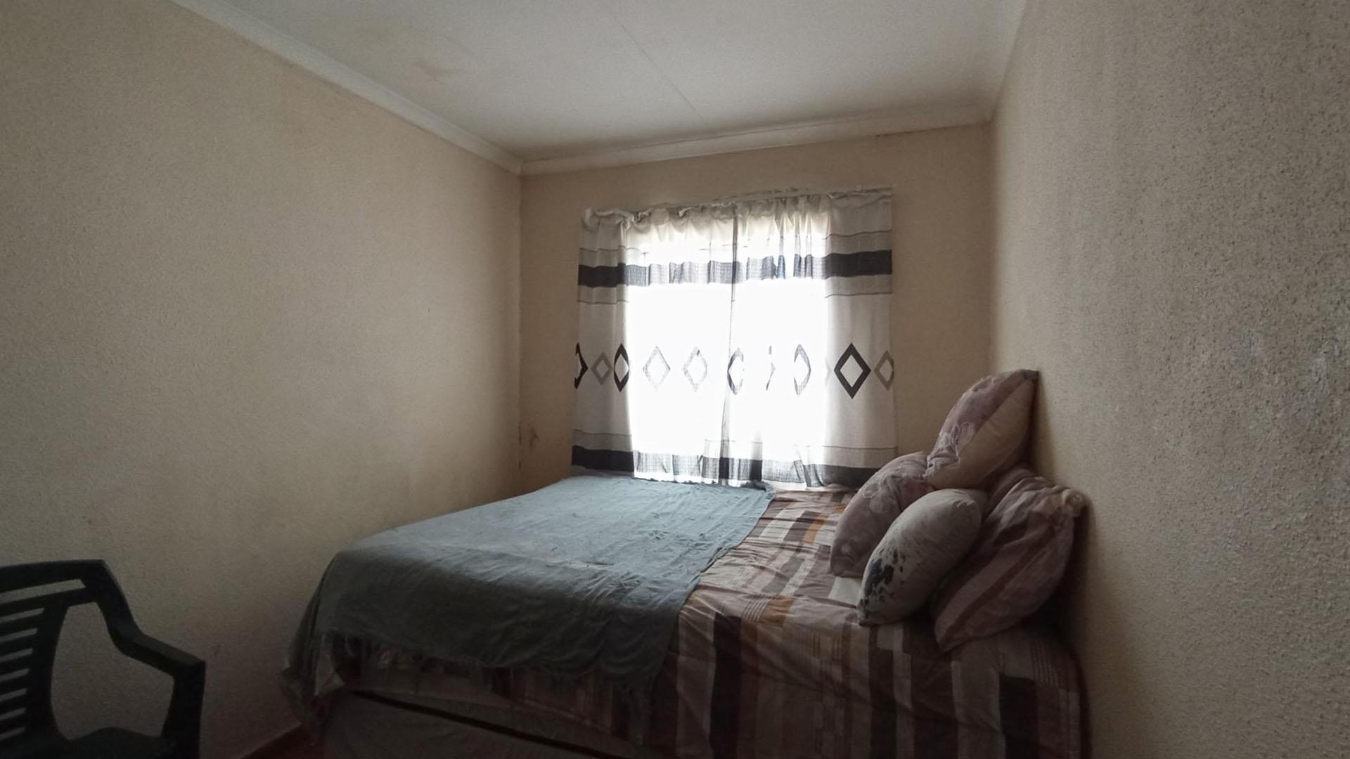 Bed Room 1 - 10 square meters of property in Soshanguve