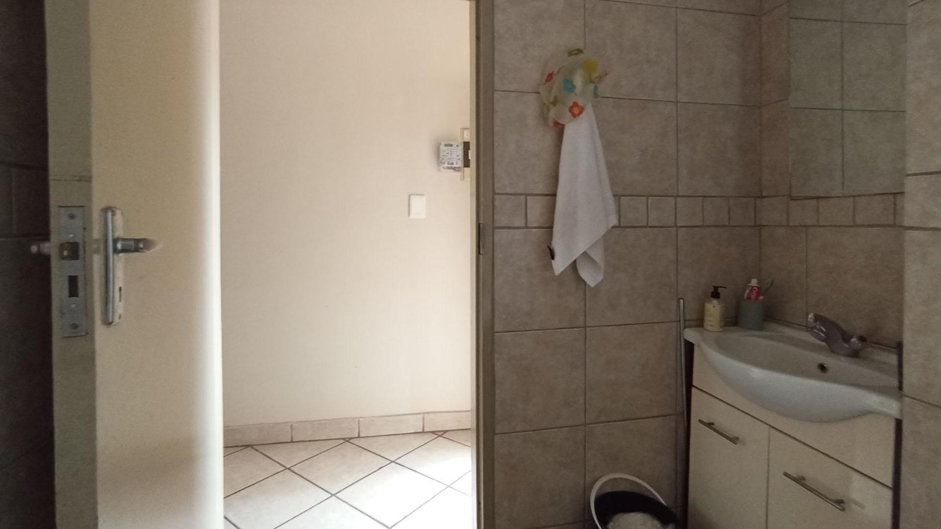 Bathroom 1 - 5 square meters of property in Tijger Vallei