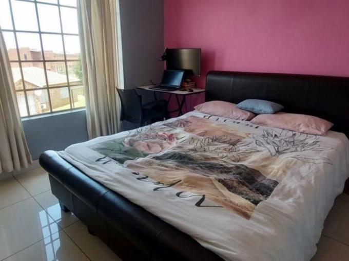 2 Bedroom Sectional Title to Rent in South Crest - Property to rent - MR701597