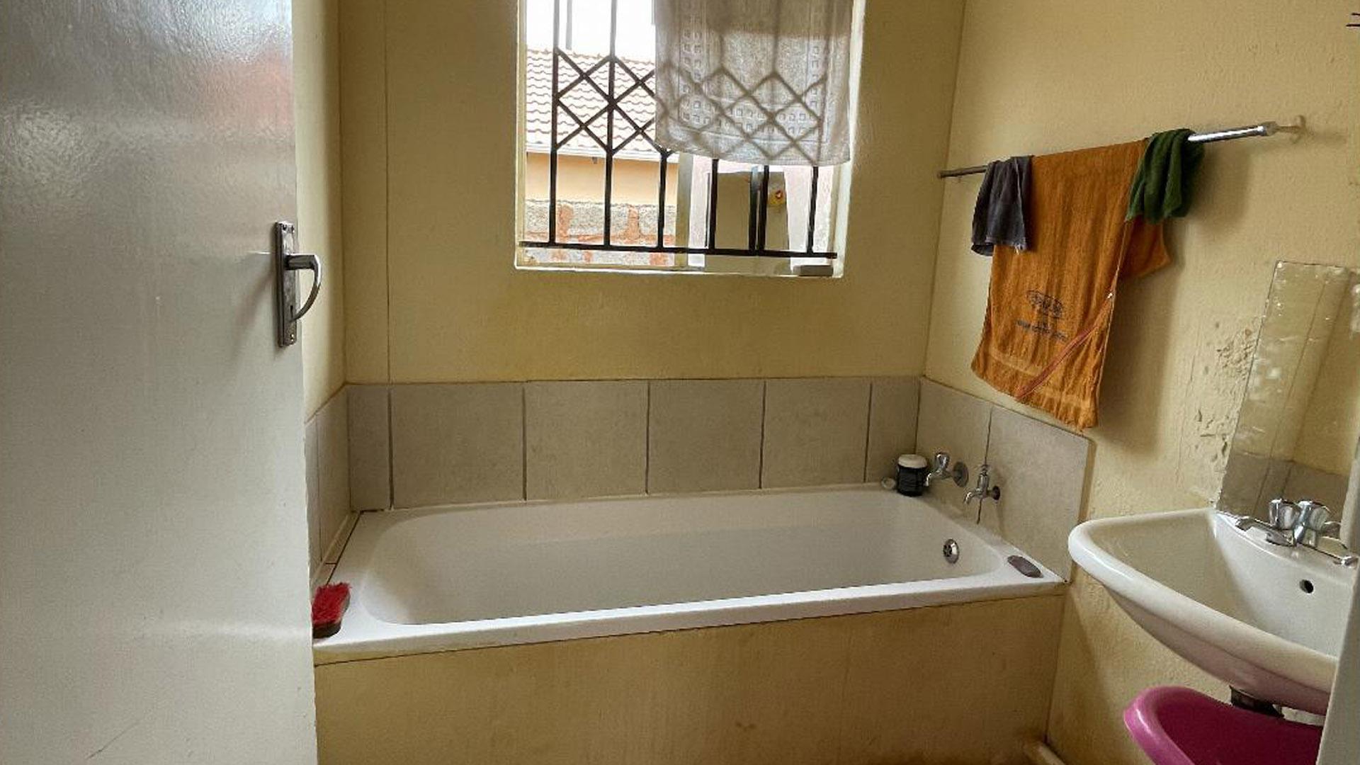 Bathroom 1 of property in Protea Glen
