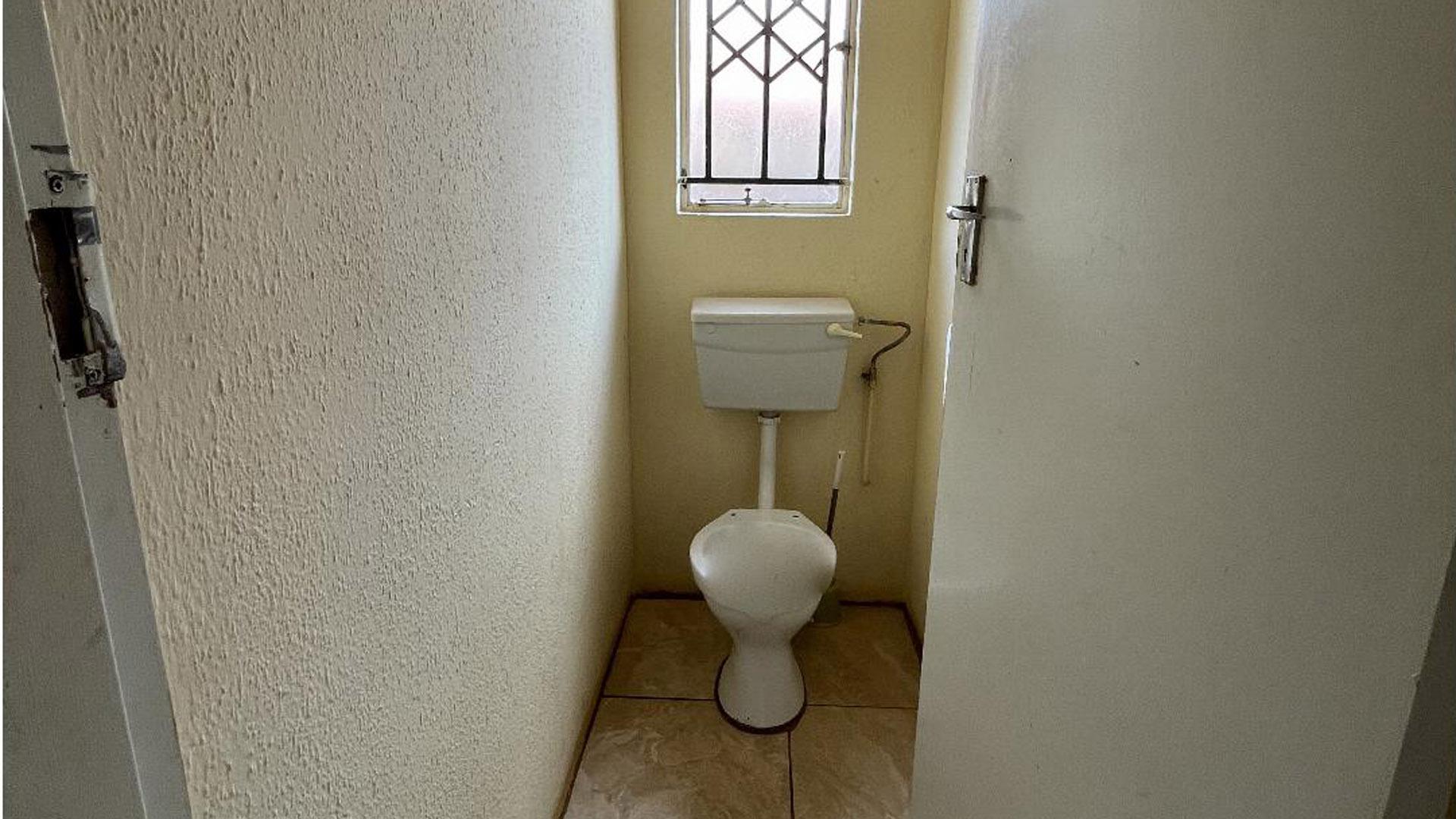 Bathroom 1 of property in Protea Glen