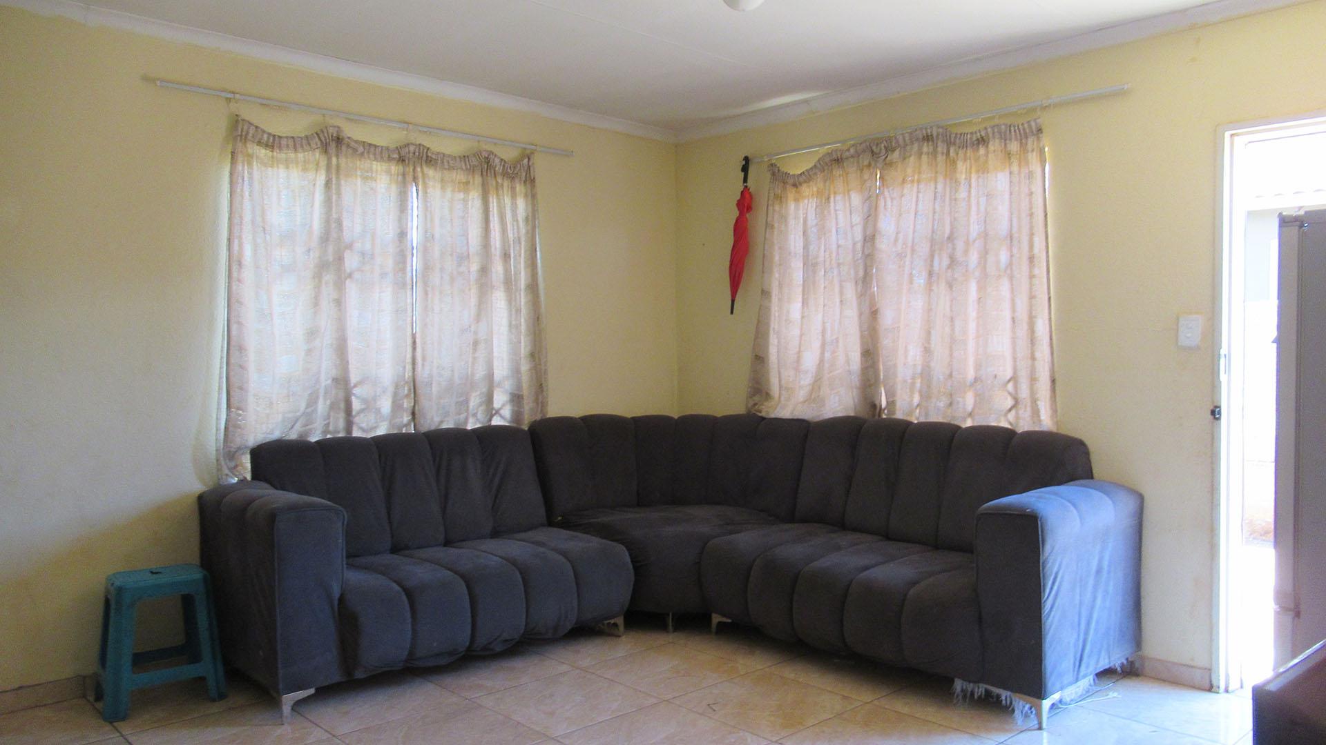 Lounges - 17 square meters of property in Protea Glen