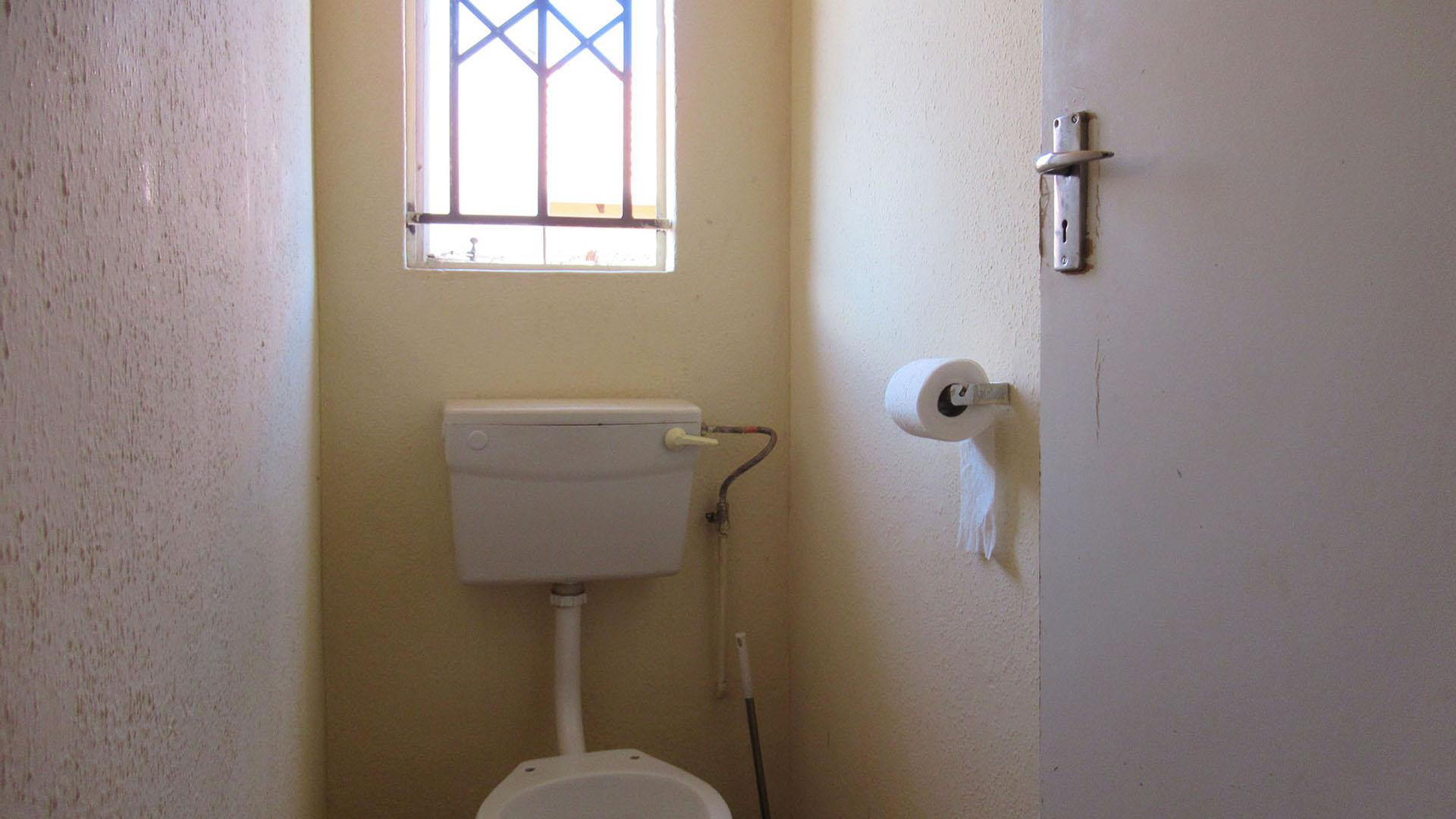 Bathroom 1 - 2 square meters of property in Protea Glen