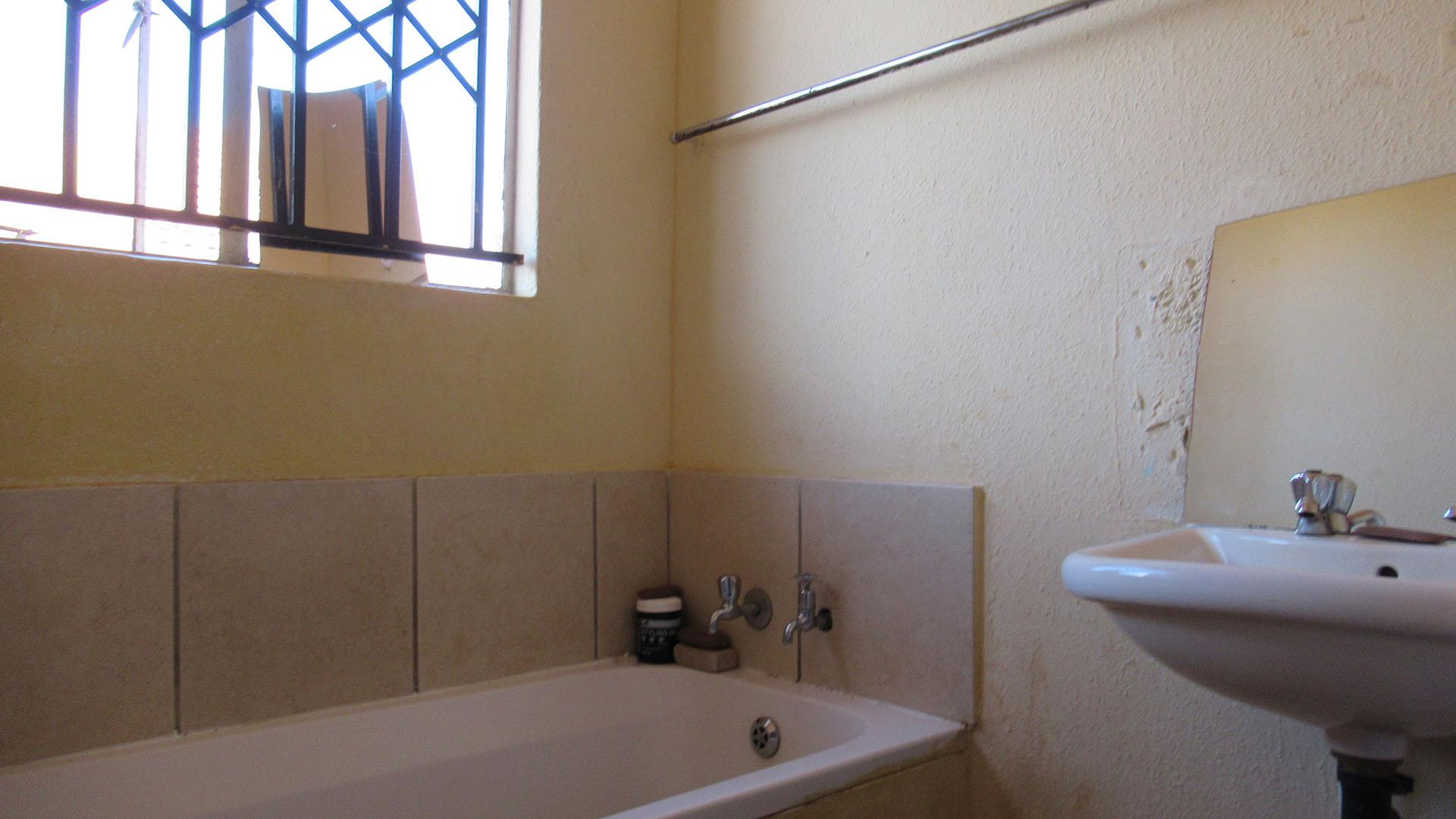 Bathroom 2 - 3 square meters of property in Protea Glen