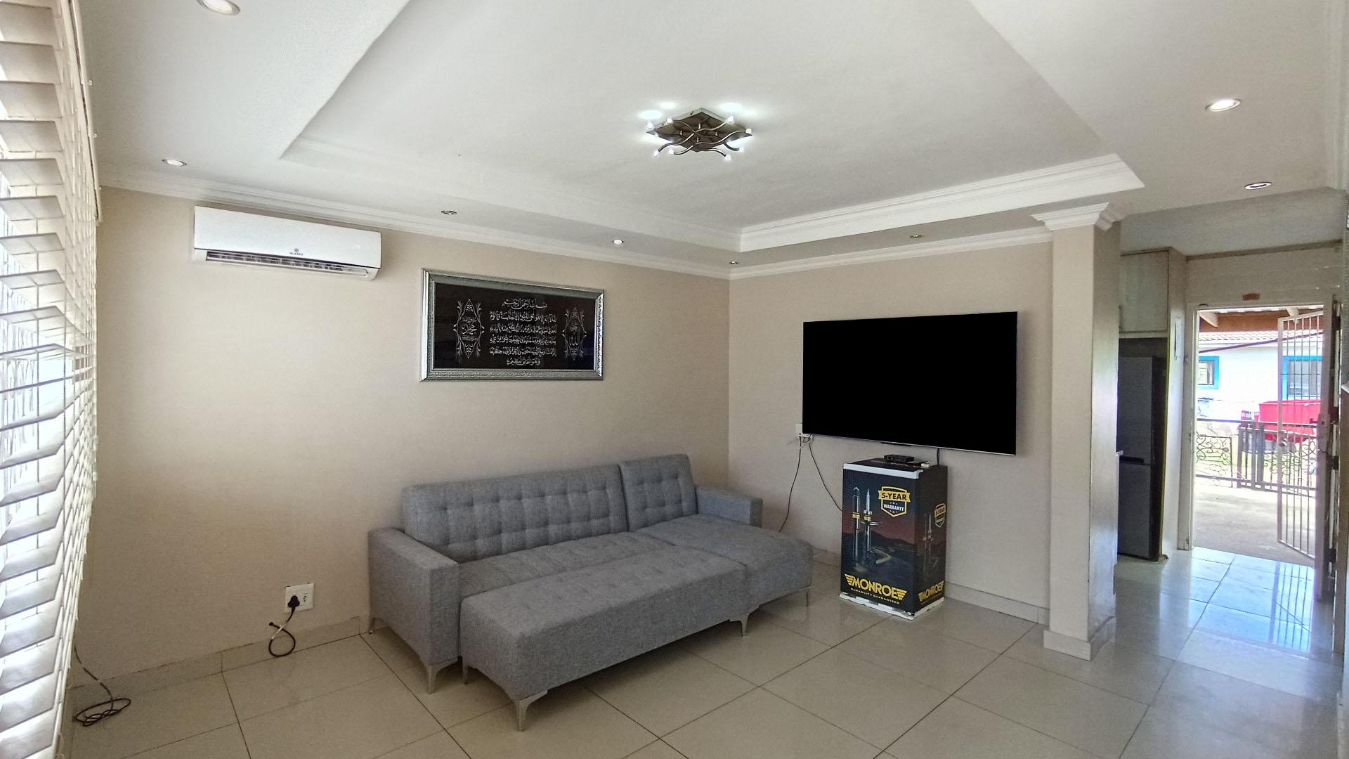 Lounges - 16 square meters of property in Sunford