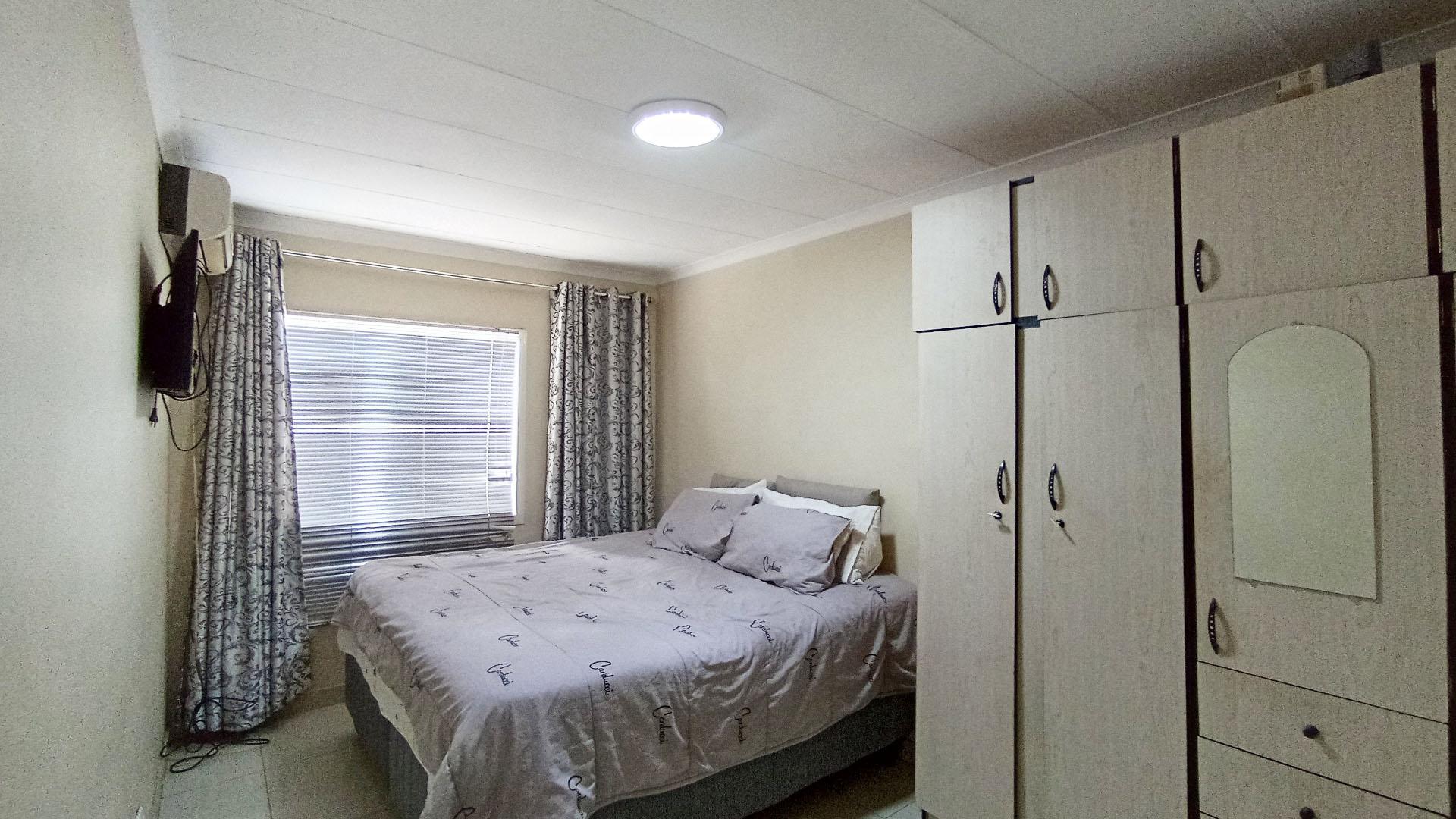 Bed Room 2 - 13 square meters of property in Sunford