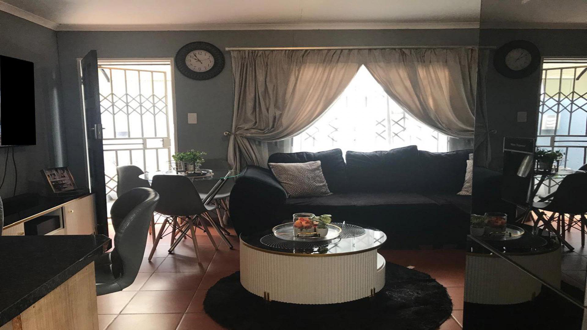 Lounges of property in Savanna City