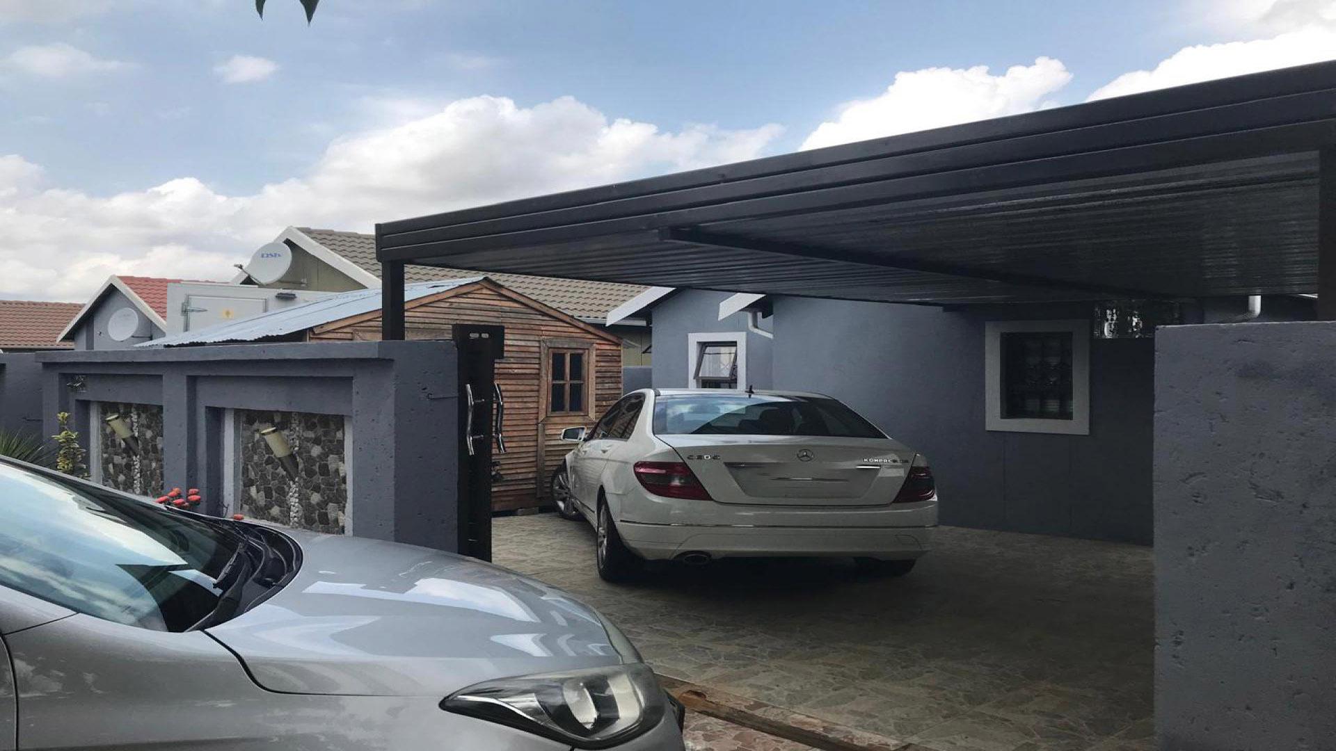 Front View of property in Savanna City