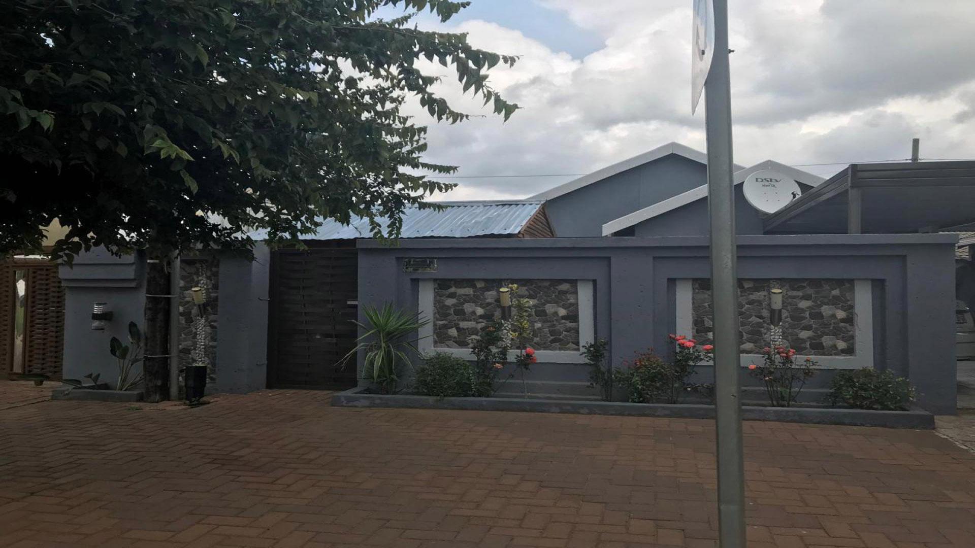 Front View of property in Savanna City