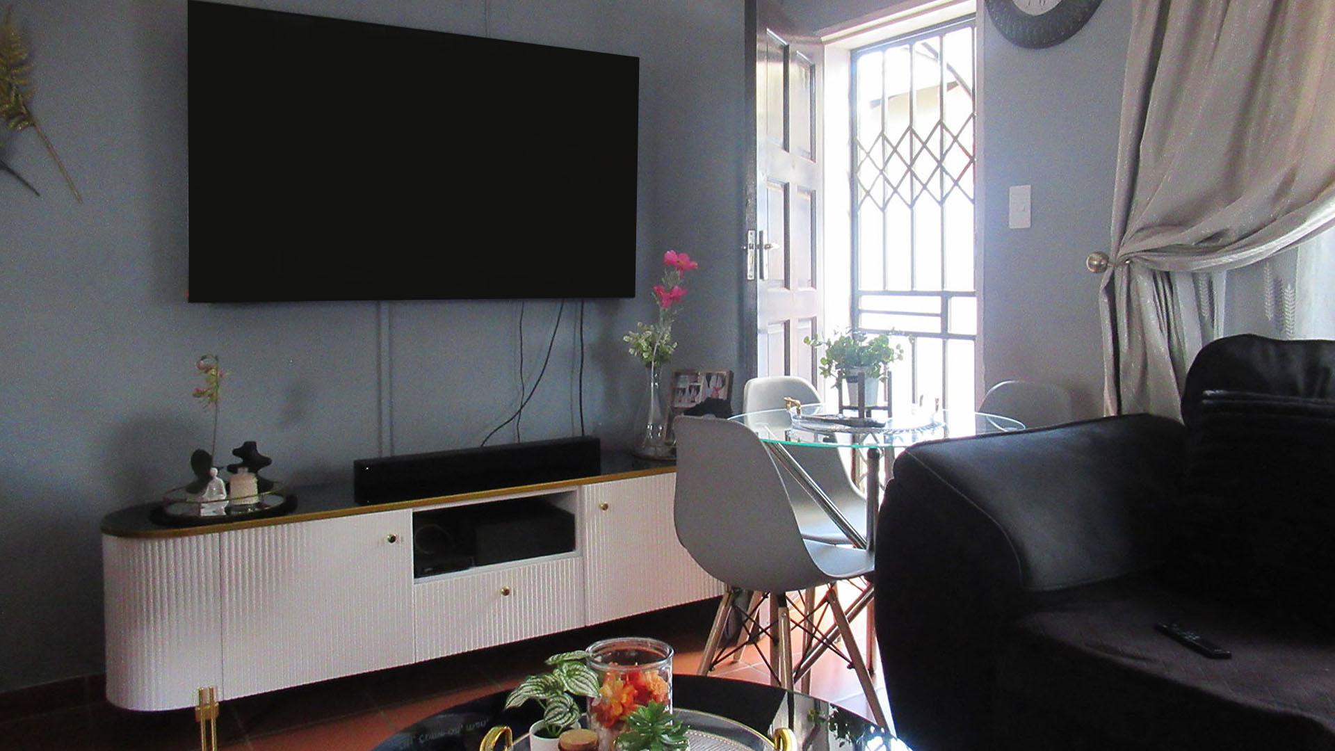 Lounges - 18 square meters of property in Savanna City