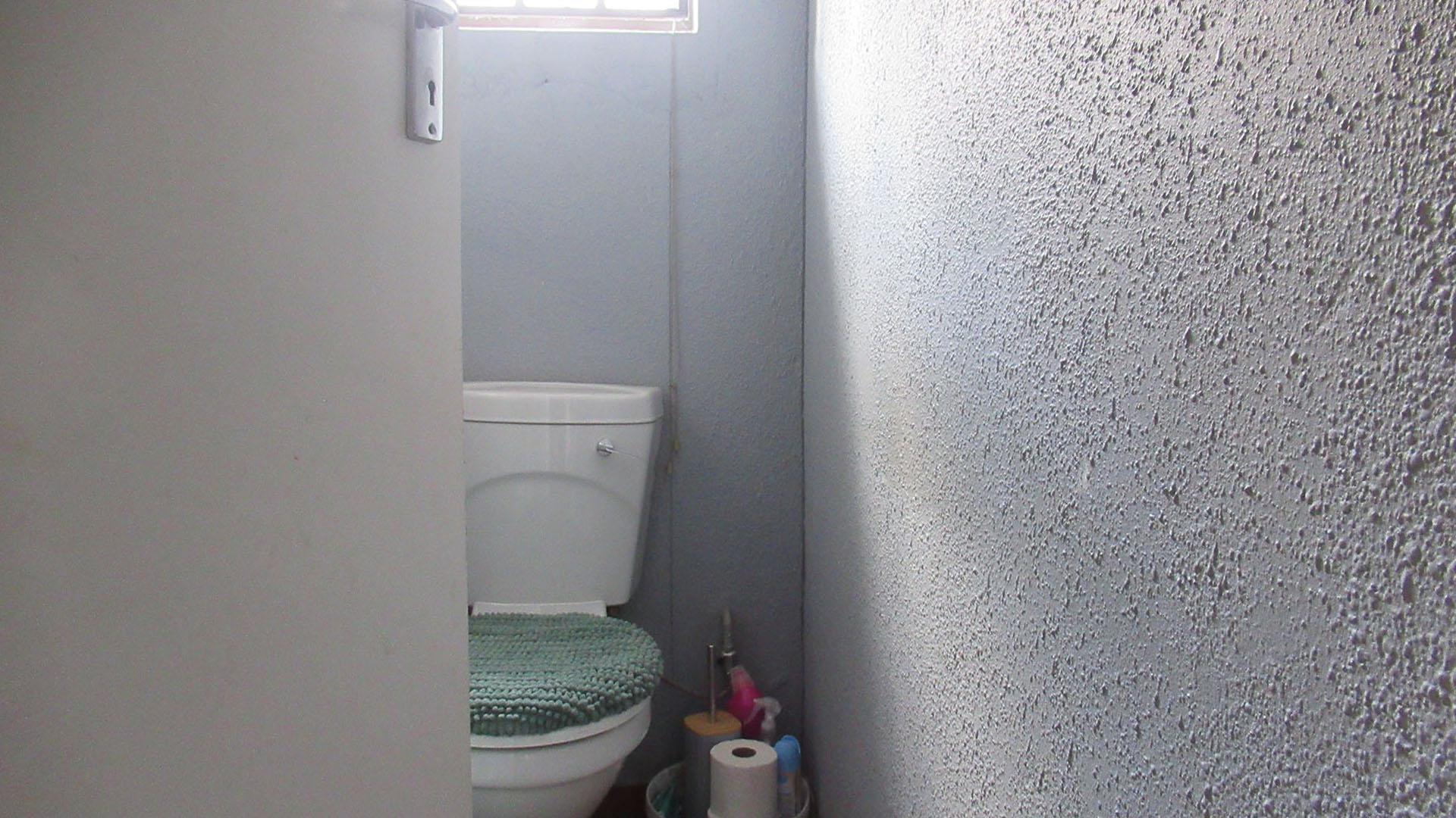 Bathroom 2 - 2 square meters of property in Savanna City
