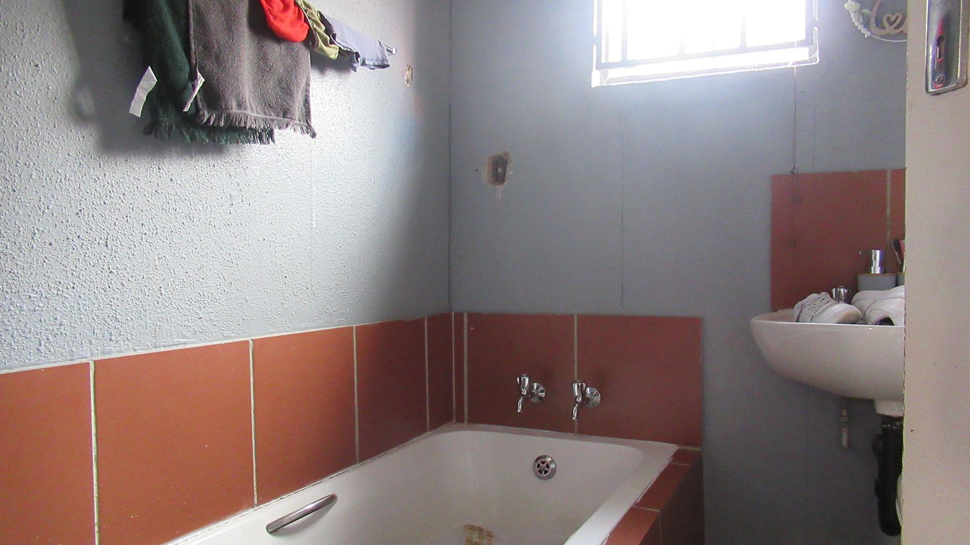 Bathroom 1 - 4 square meters of property in Savanna City