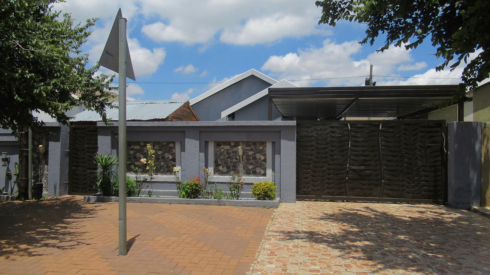 Front View of property in Savanna City