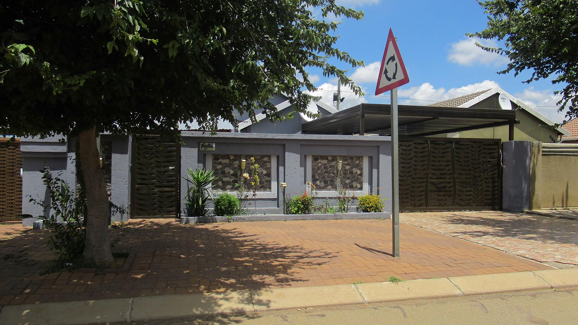 Front View of property in Savanna City