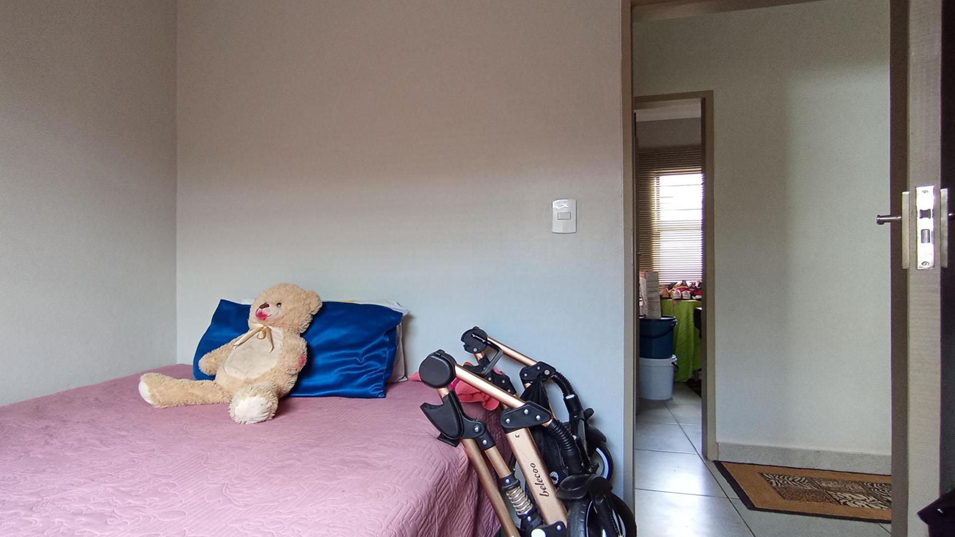 Bed Room 1 - 8 square meters of property in Andeon