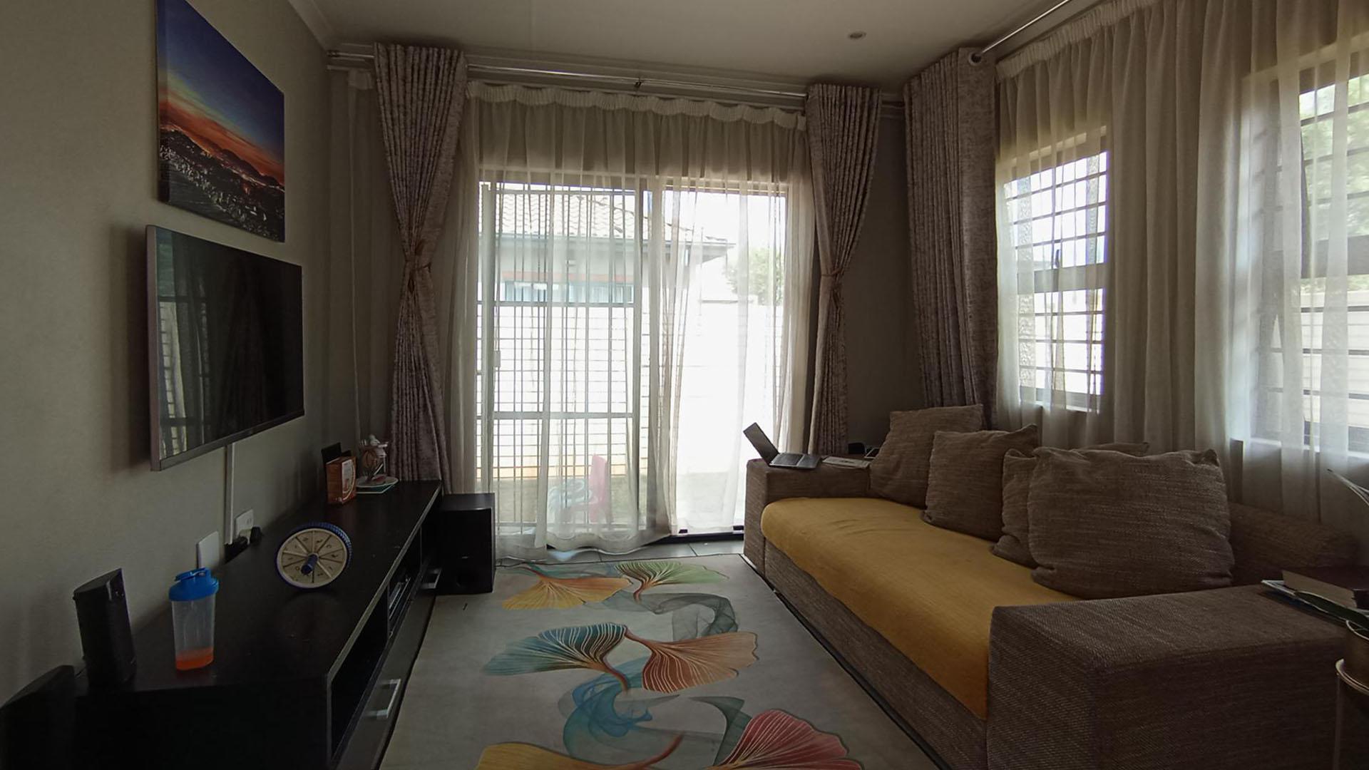 Lounges - 12 square meters of property in Andeon