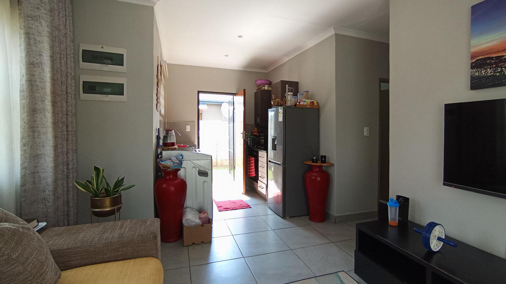 Lounges - 12 square meters of property in Andeon