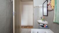 Bathroom 1 - 5 square meters of property in Andeon