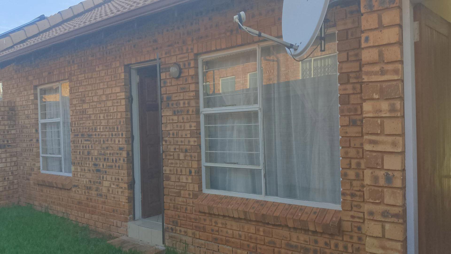 Front View of property in Witpoortjie