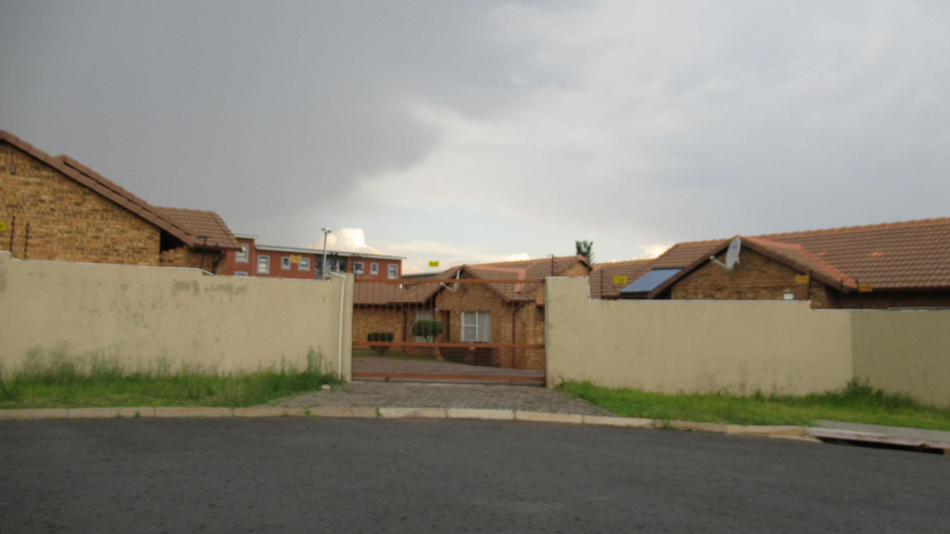 Front View of property in Witpoortjie