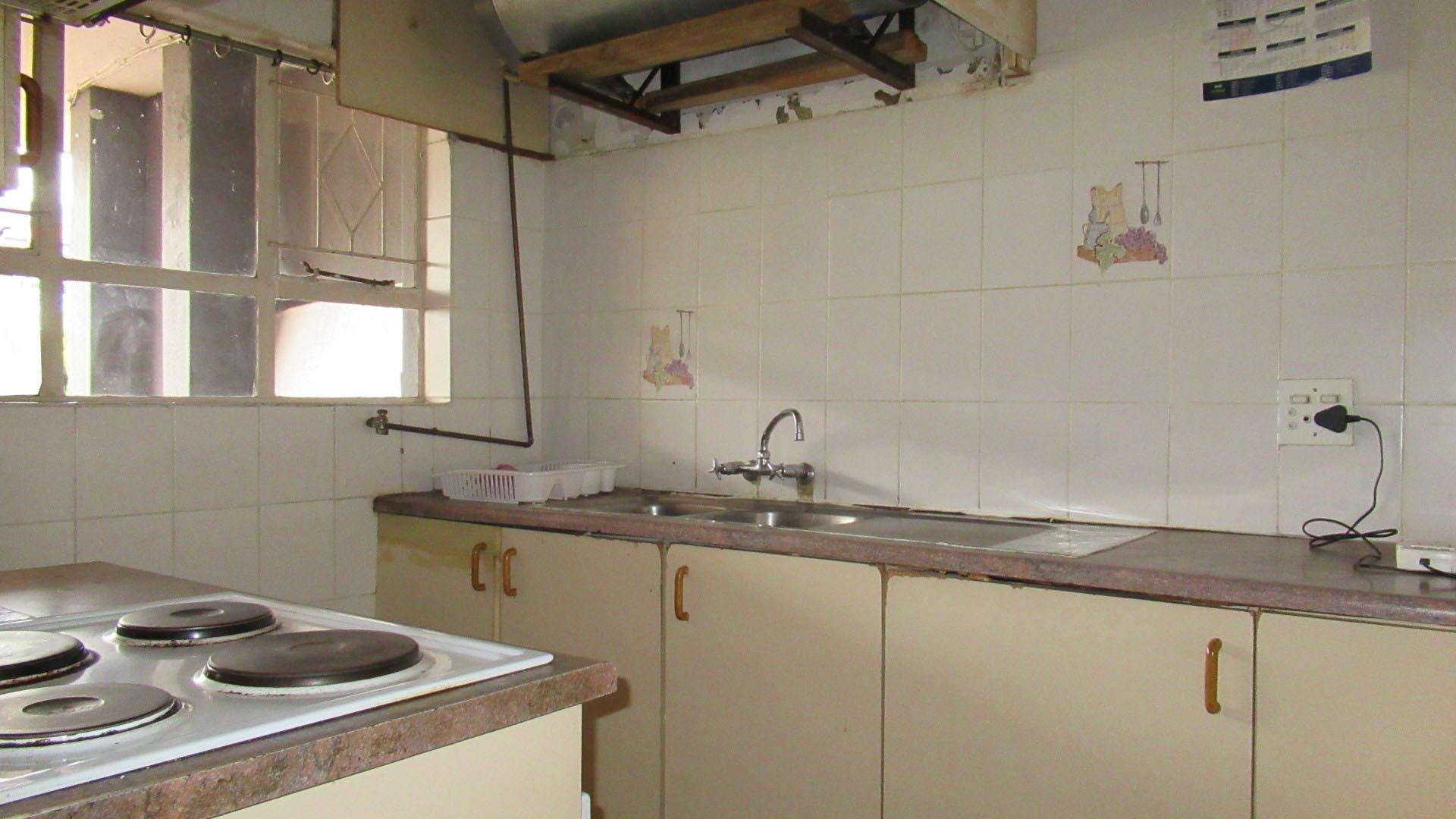 Kitchen - 8 square meters of property in Roodepoort
