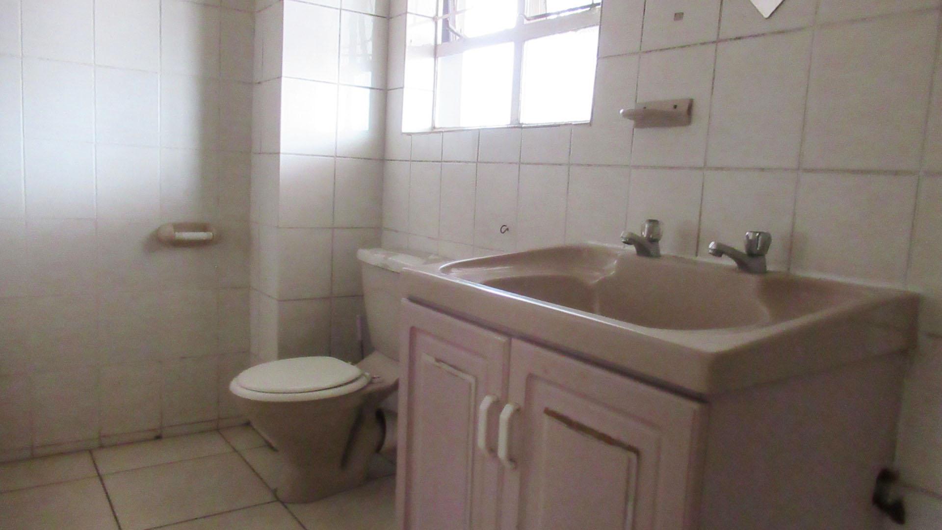 Bathroom 1 - 6 square meters of property in Roodepoort