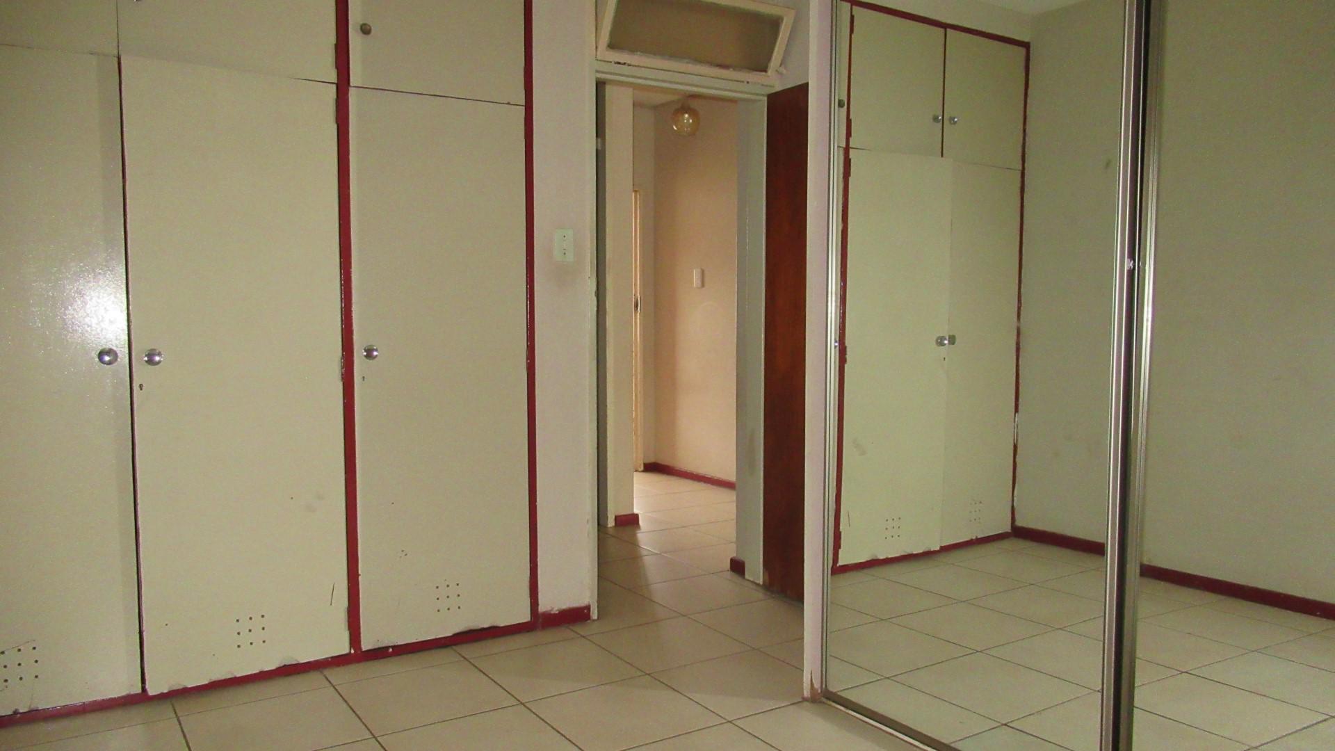 Bed Room 1 - 15 square meters of property in Roodepoort