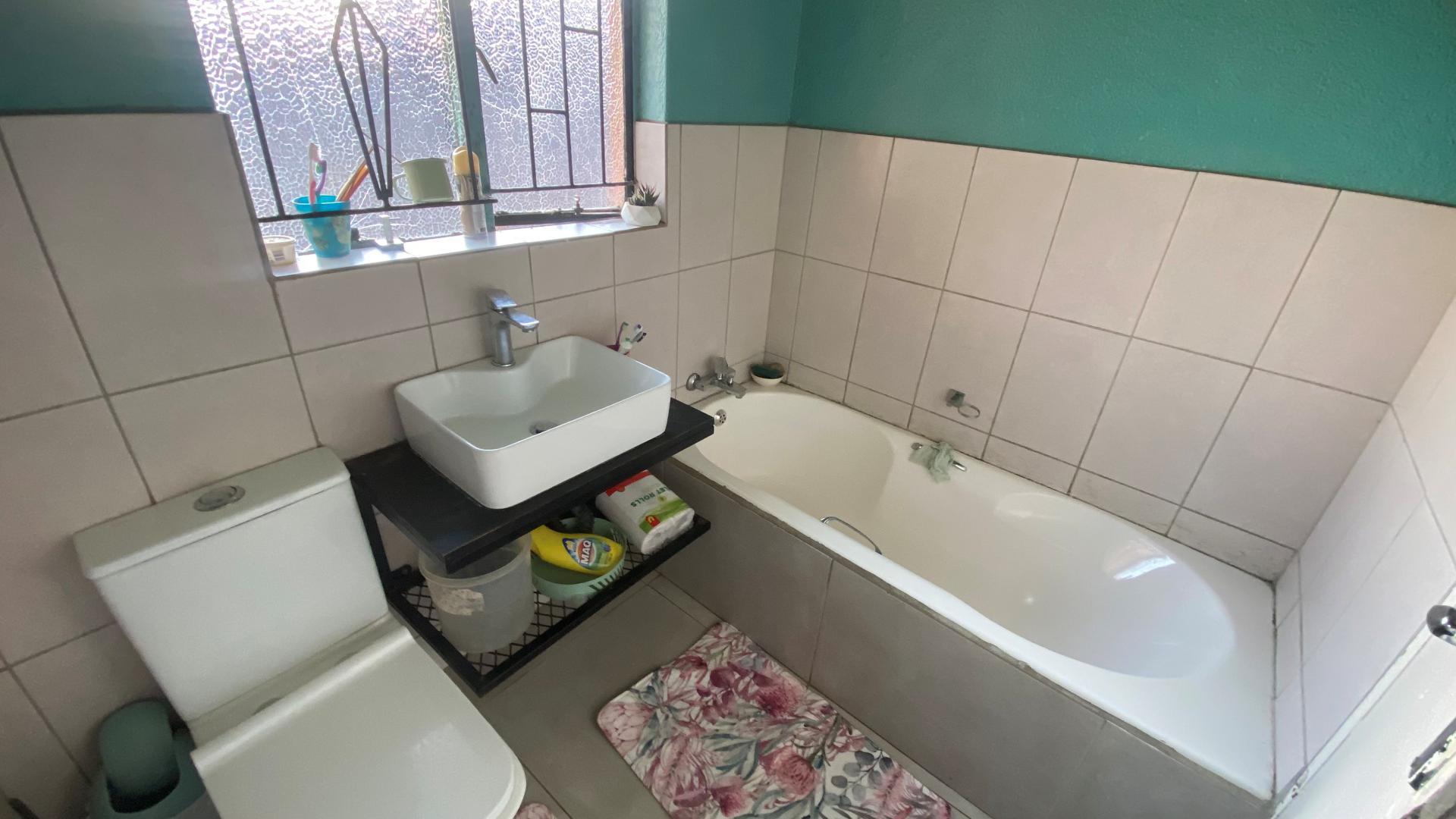Bathroom 1 of property in Vosloorus