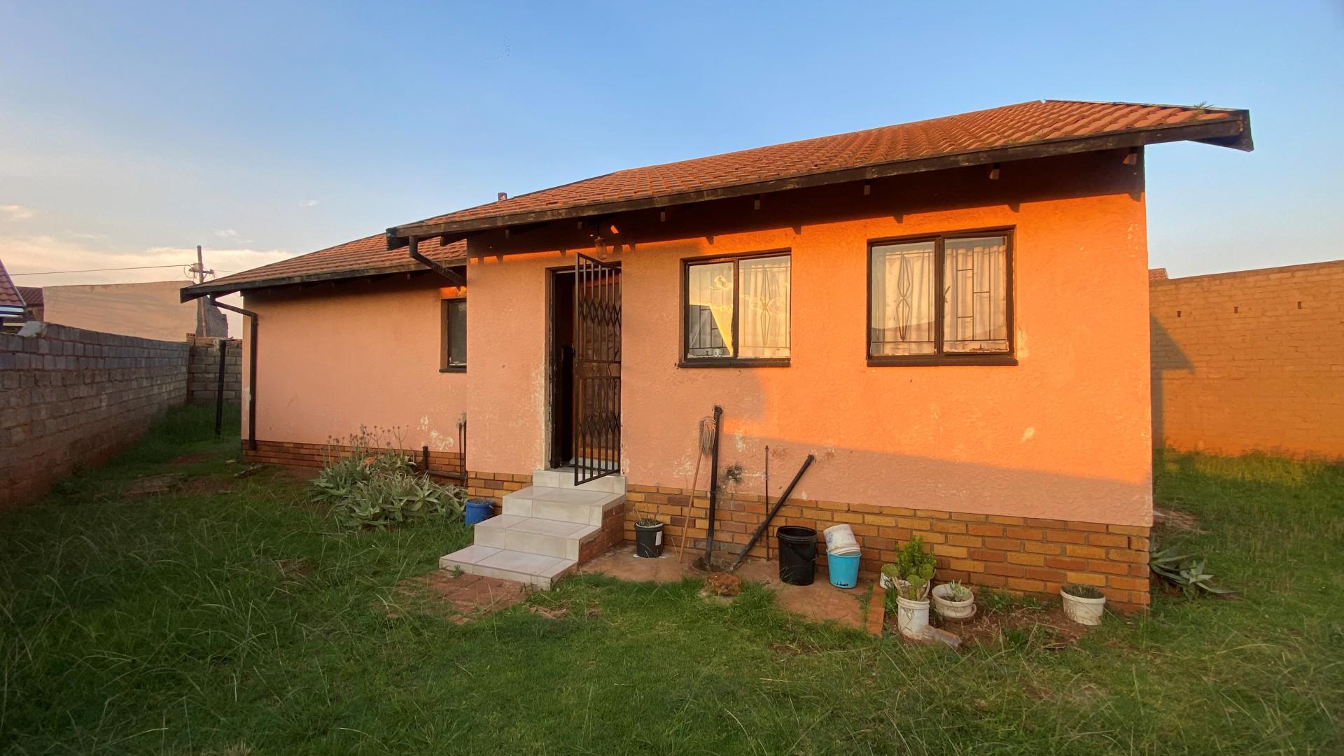 Front View of property in Vosloorus