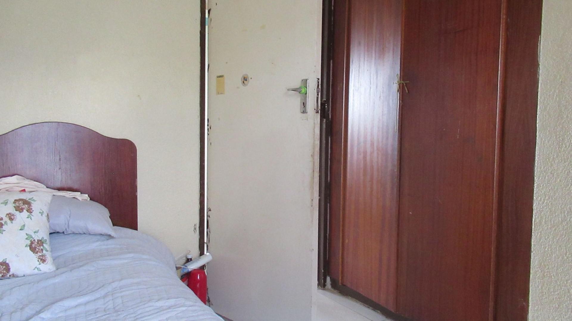 Bed Room 3 - 9 square meters of property in Vosloorus