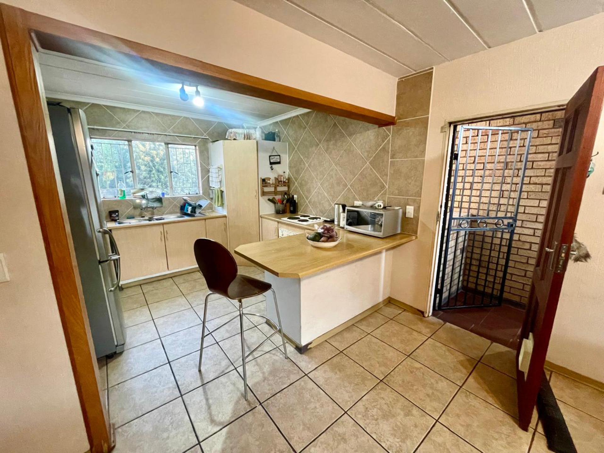  of property in Die Hoewes