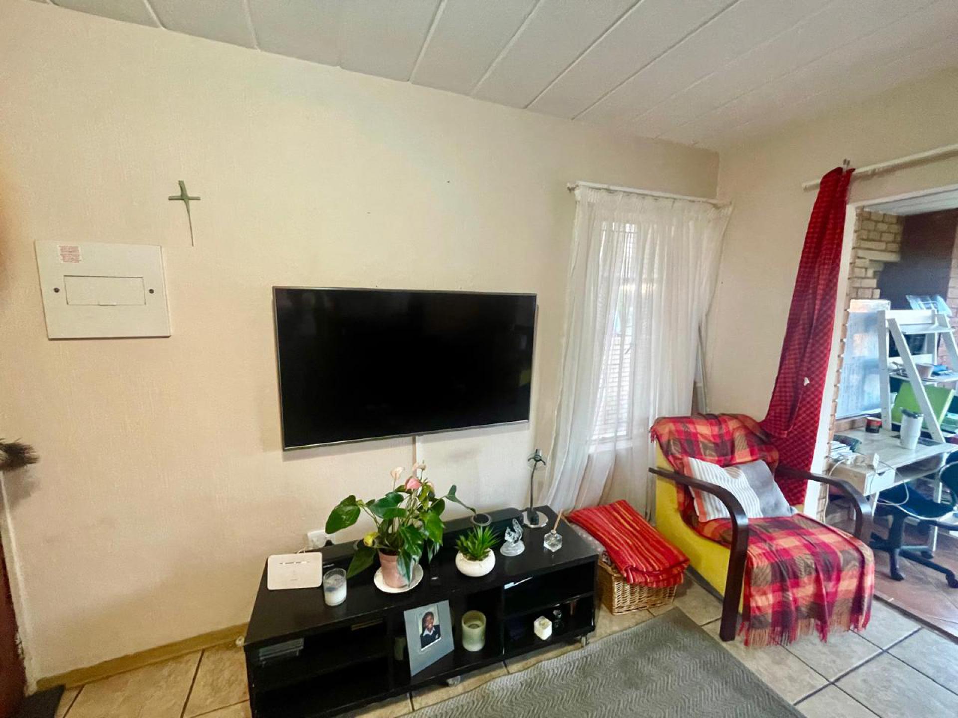  of property in Die Hoewes