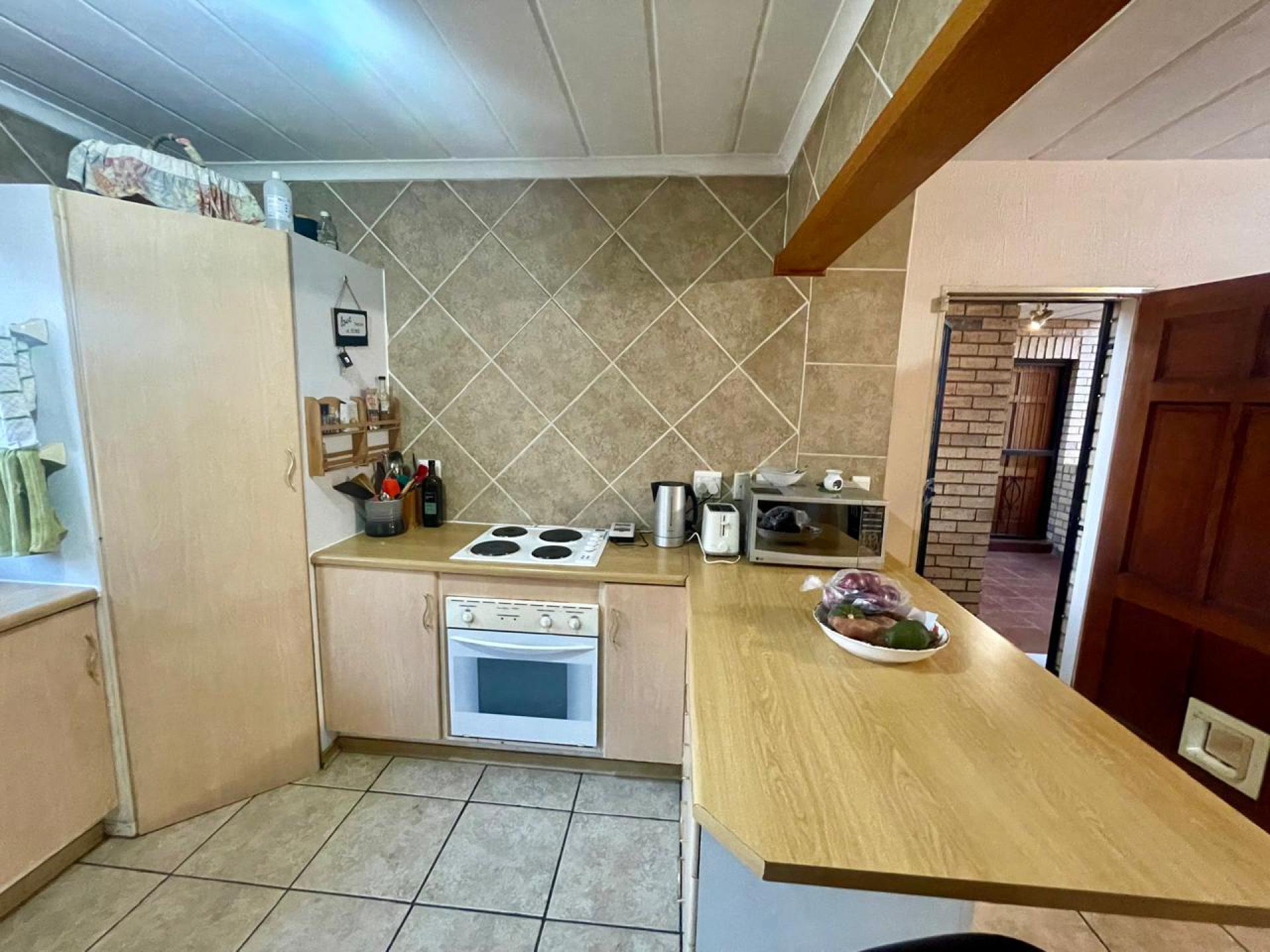  of property in Die Hoewes