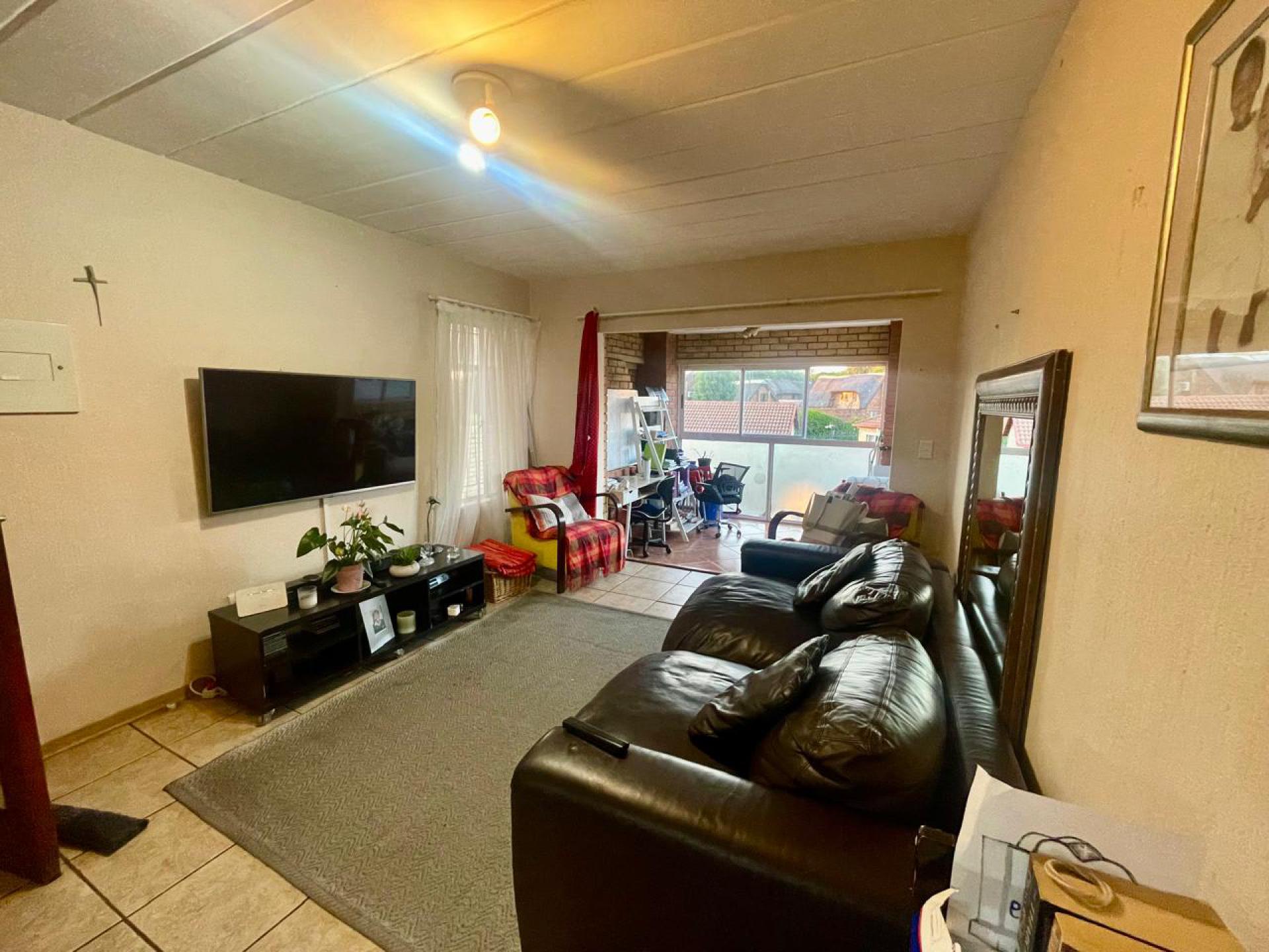  of property in Die Hoewes