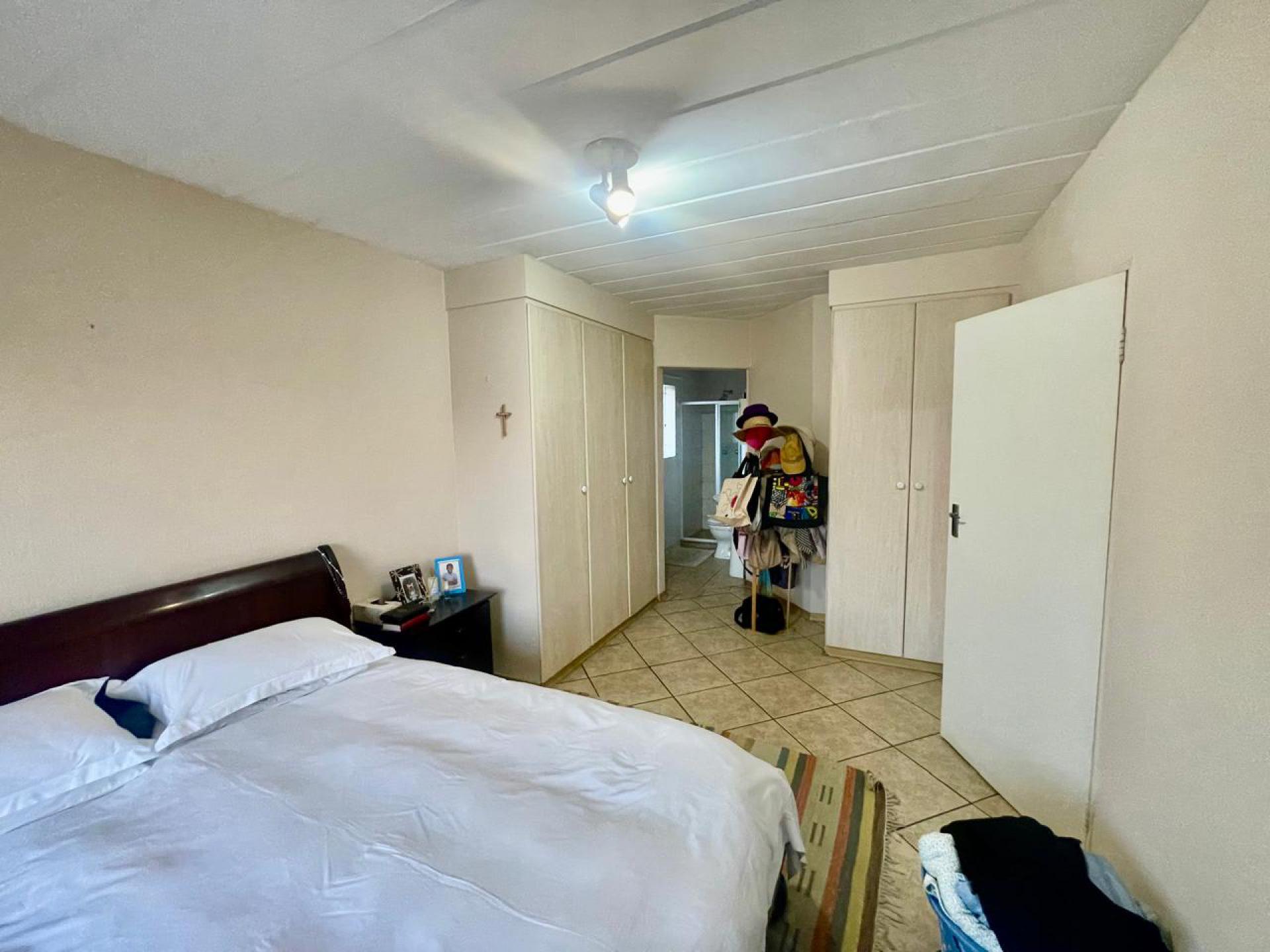  of property in Die Hoewes