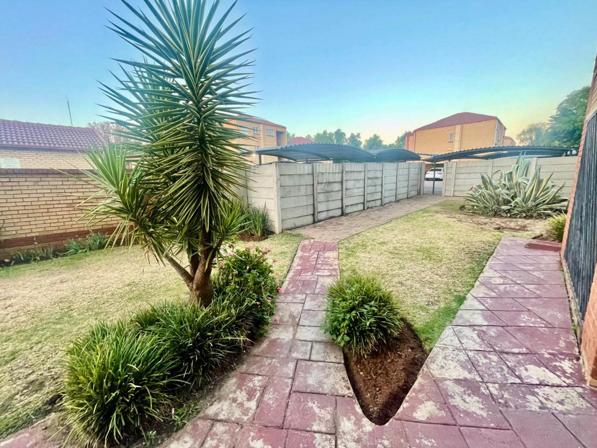  of property in Die Hoewes