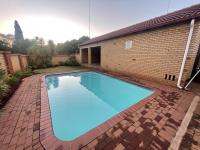  of property in Die Hoewes