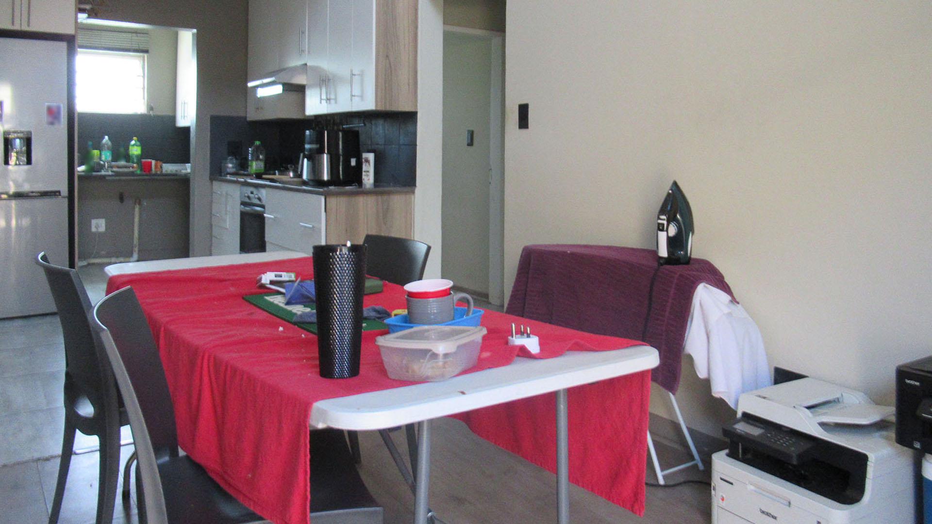 Lounges - 15 square meters of property in Noordhang