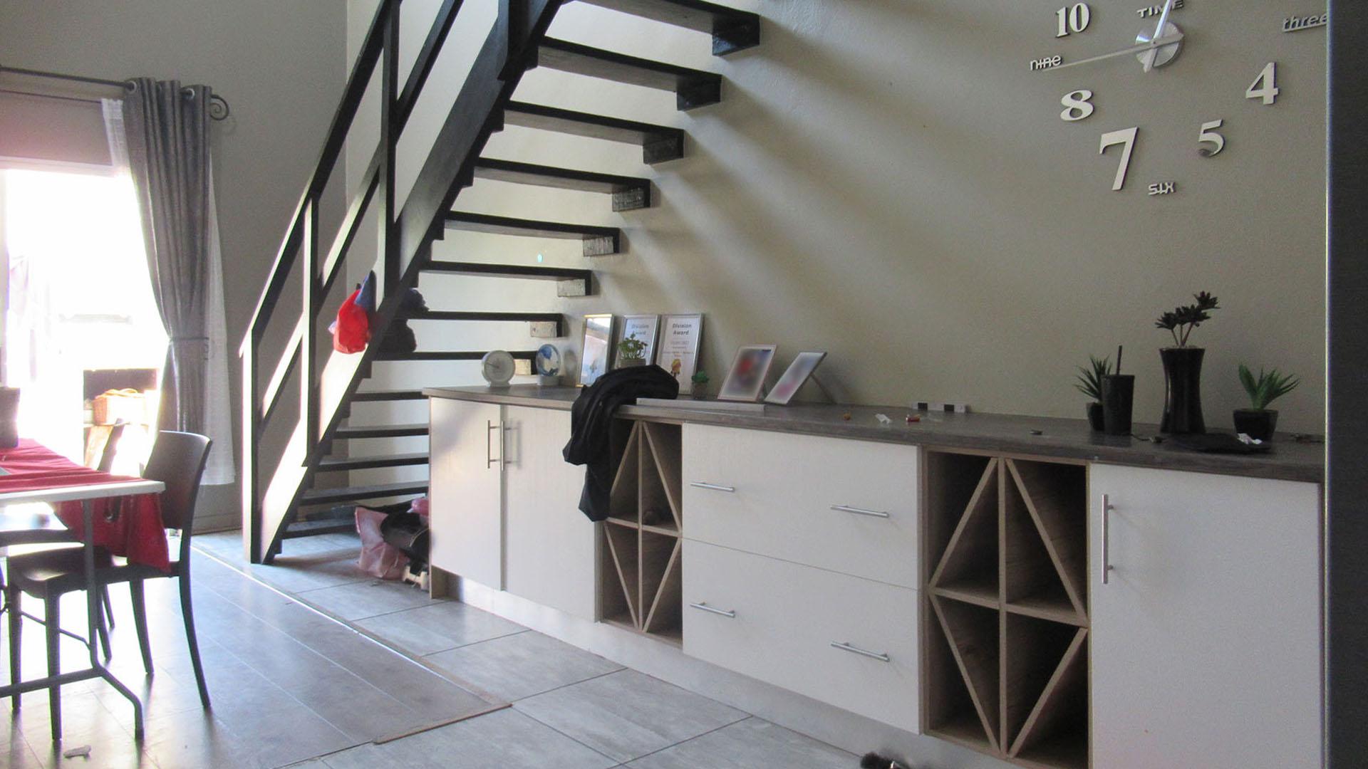 Lounges - 15 square meters of property in Noordhang