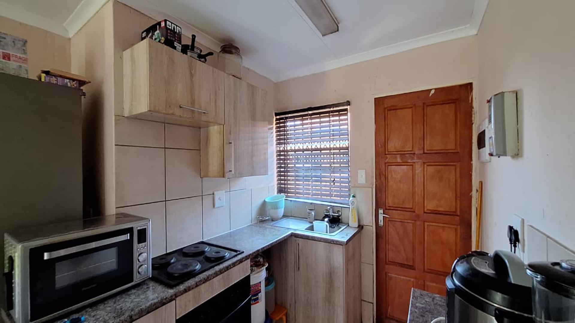 Kitchen - 6 square meters of property in Finsbury