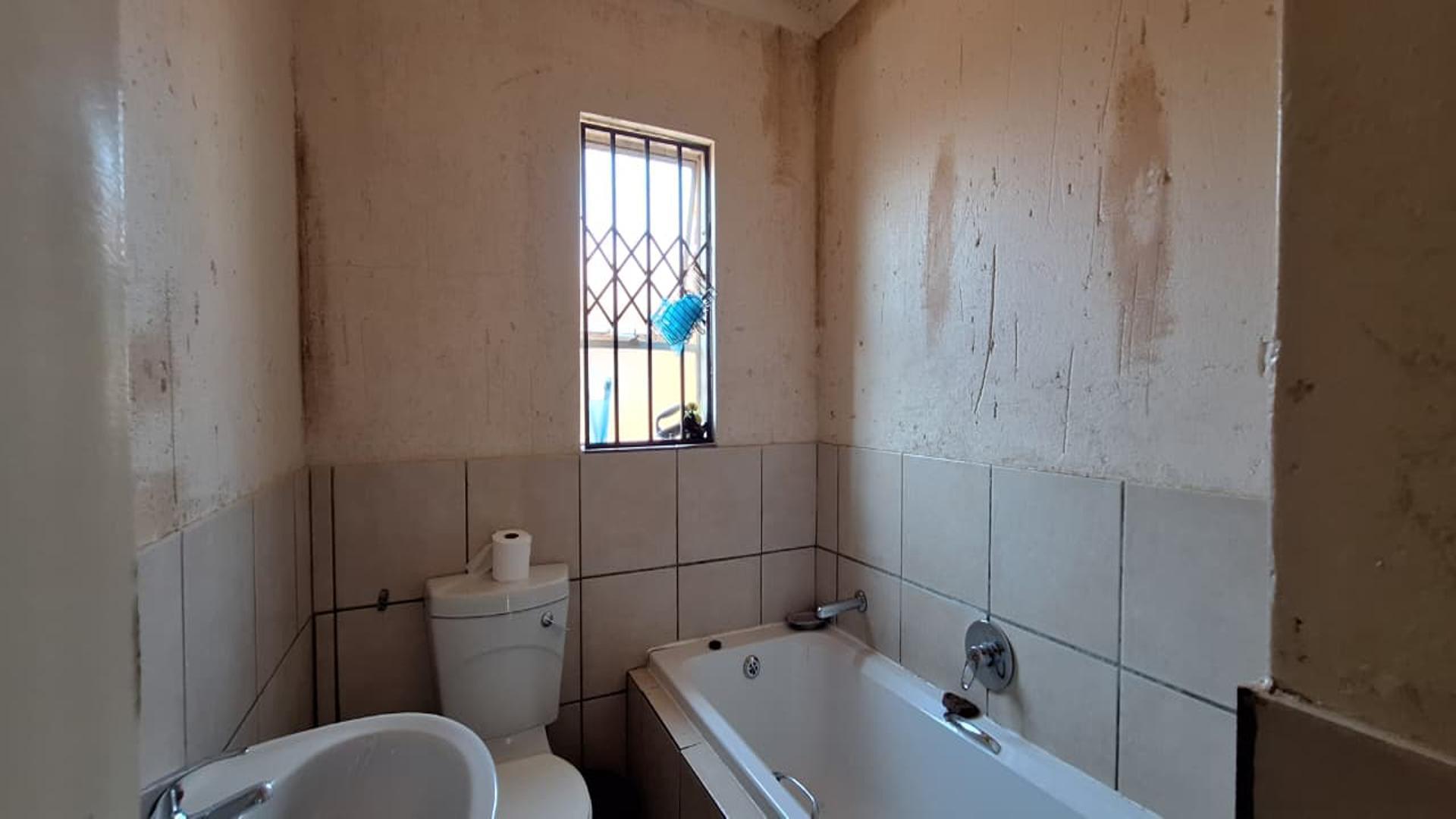 Bathroom 1 - 4 square meters of property in Finsbury